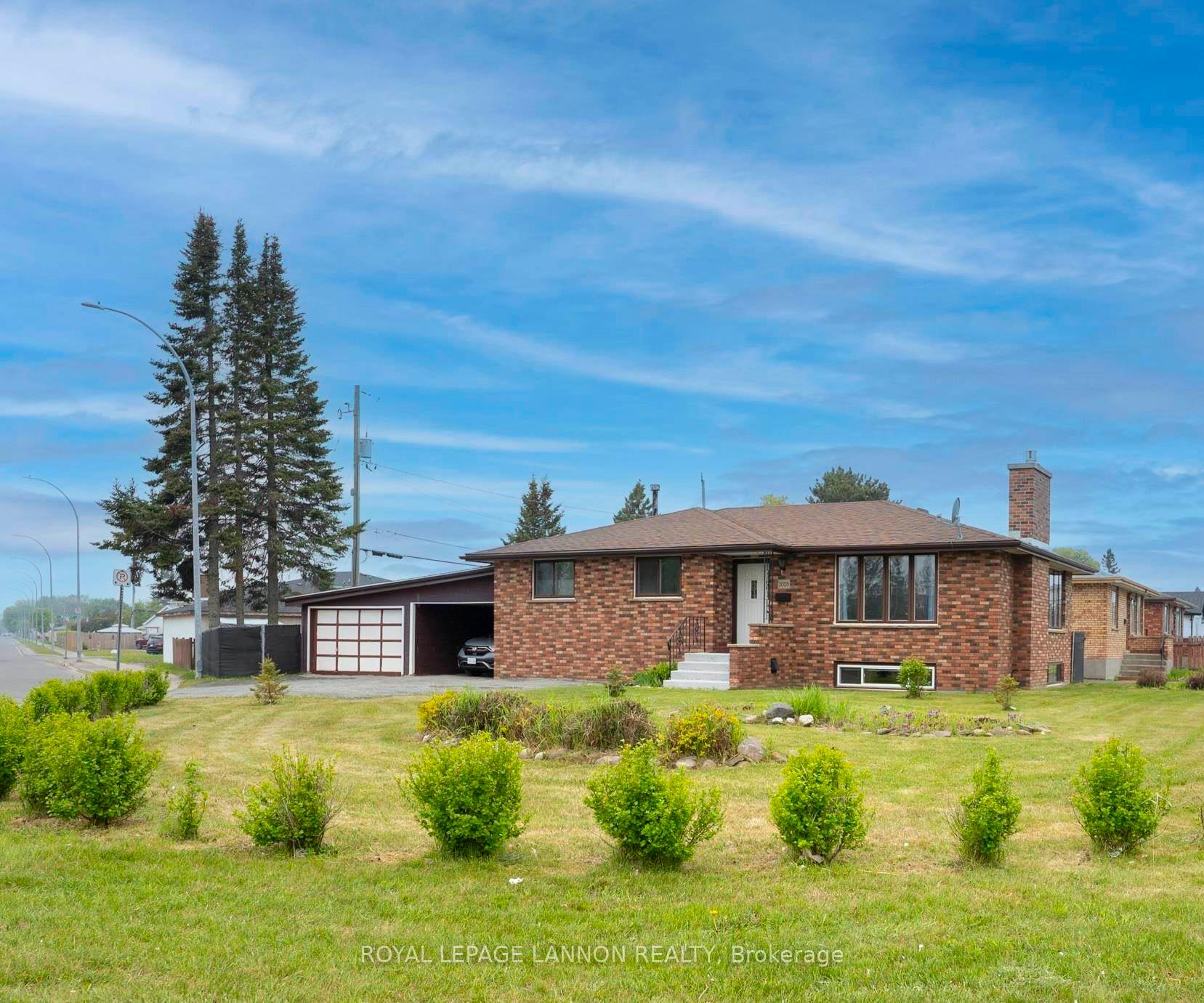 Photo 2 of 2028 Arthur Street E, Thunder Bay, Green Acres — HOMEH