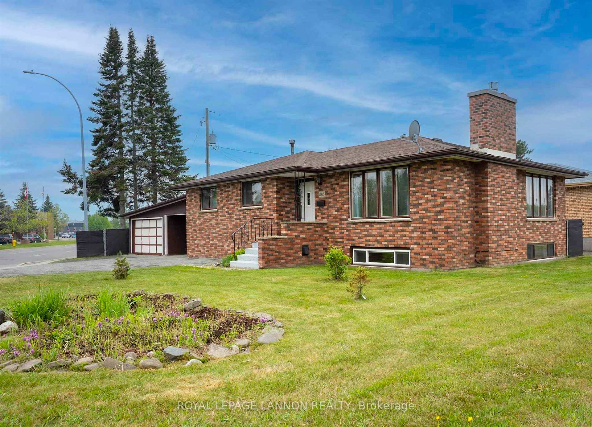 Photo 3 of 2028 Arthur Street E, Thunder Bay, Green Acres — HOMEH