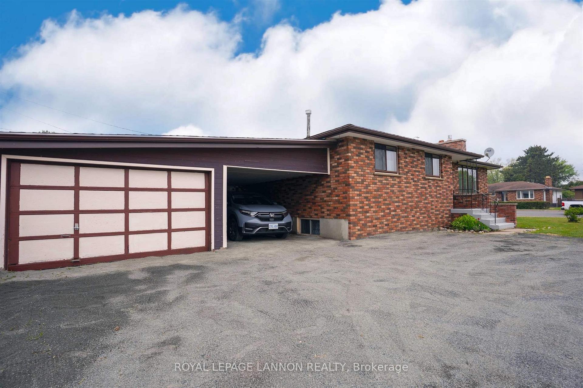 Photo 4 of 2028 Arthur Street E, Thunder Bay, Green Acres — HOMEH