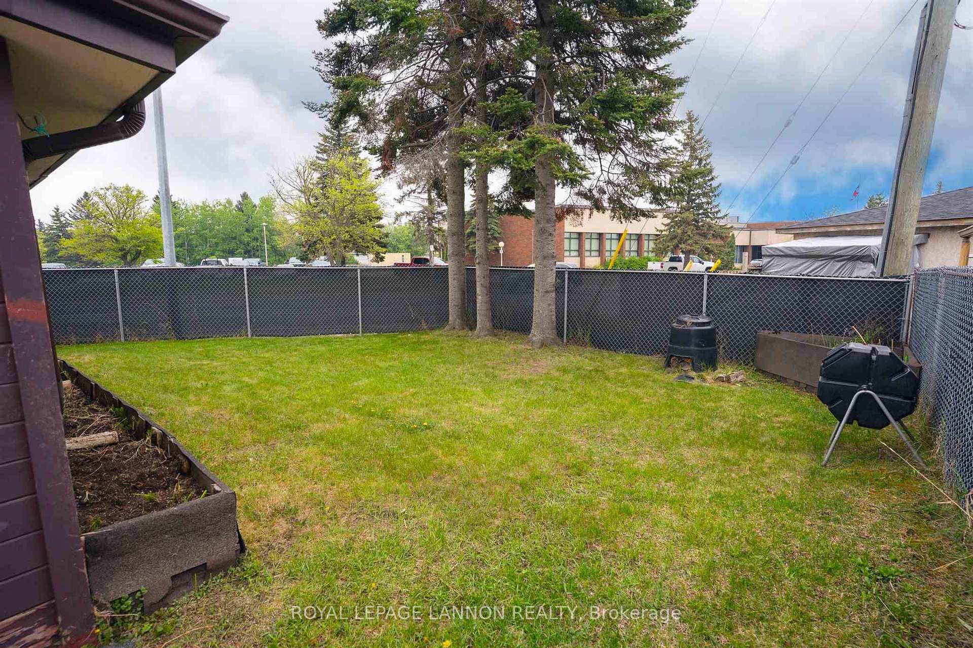 Photo 45 of 2028 Arthur Street E, Thunder Bay, Green Acres — HOMEH