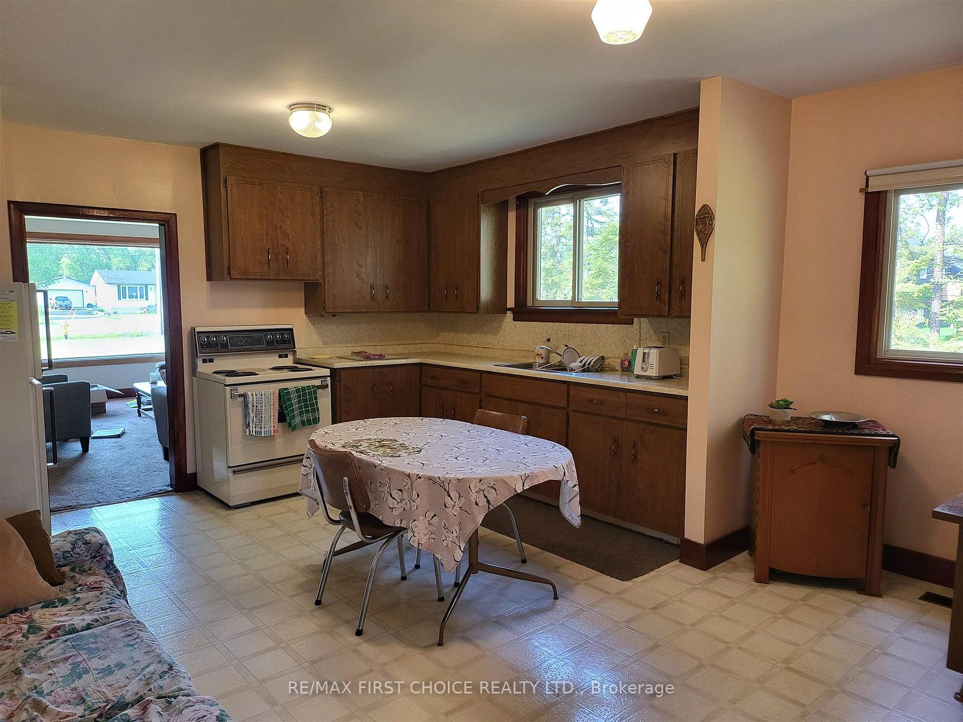 Photo 6 of 1805 Rosslyn Road, Thunder Bay, Rosslyn Road — HOMEH