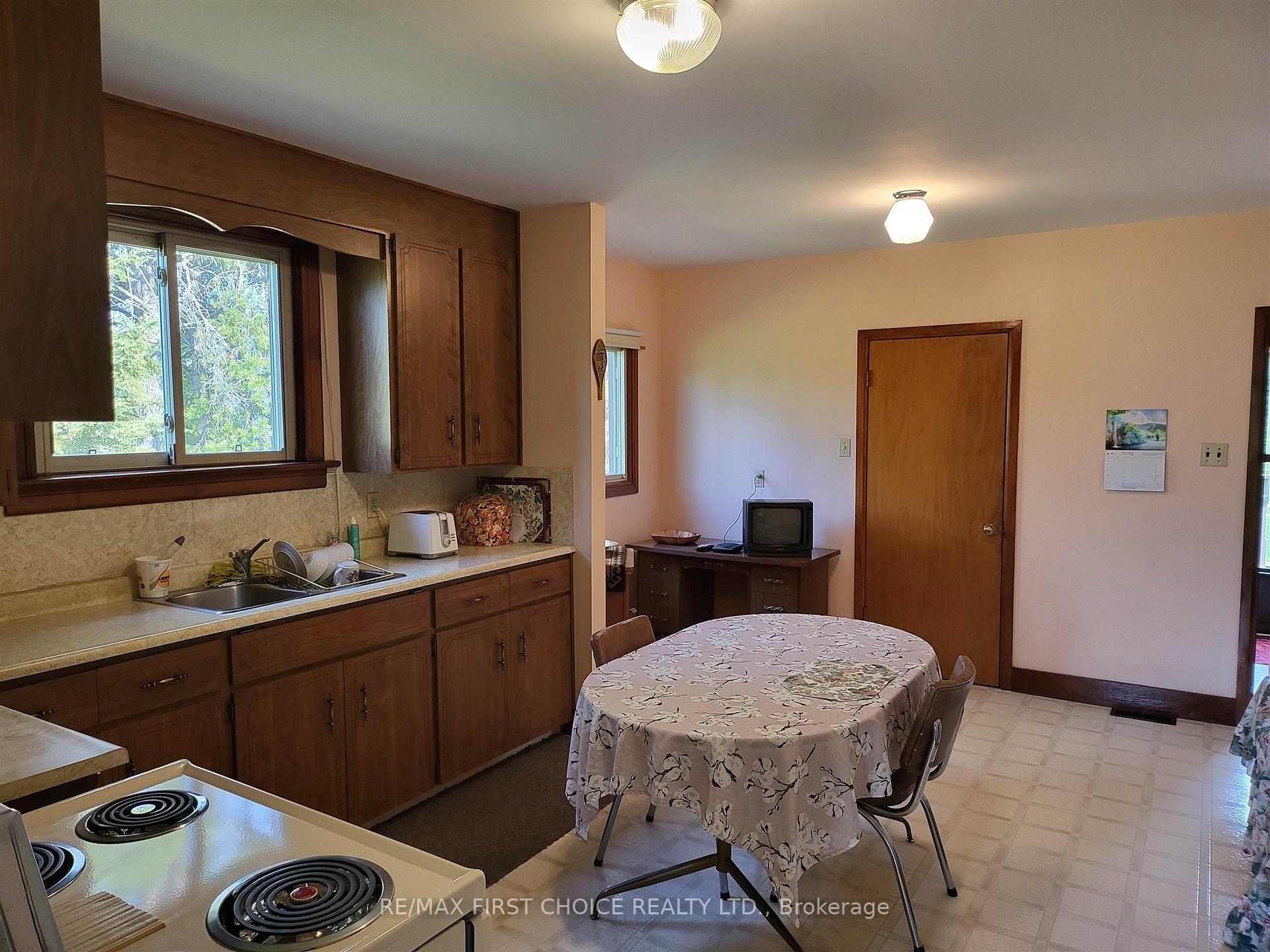 Photo 7 of 1805 Rosslyn Road, Thunder Bay, Rosslyn Road — HOMEH