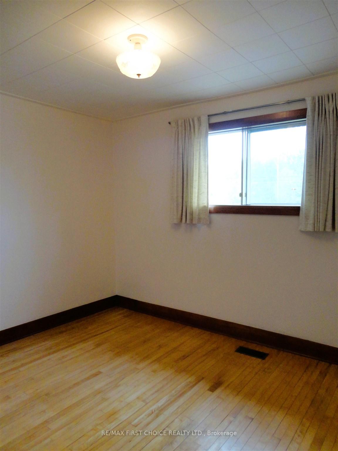 Photo 13 of 1805 Rosslyn Road, Thunder Bay, Rosslyn Road — HOMEH