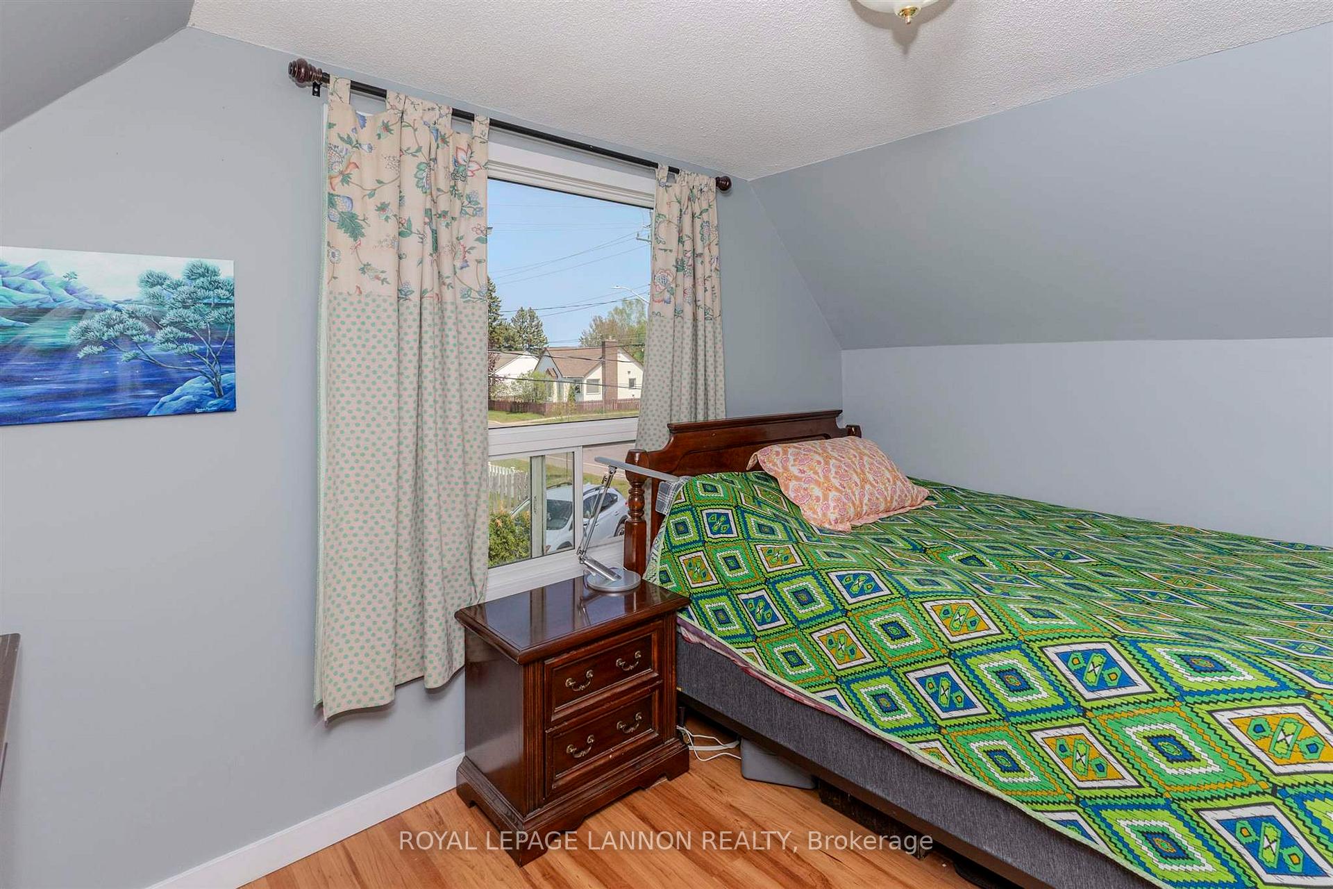 Photo 3 of 377 Leslie Avenue, Thunder Bay, Current River — HOMEH