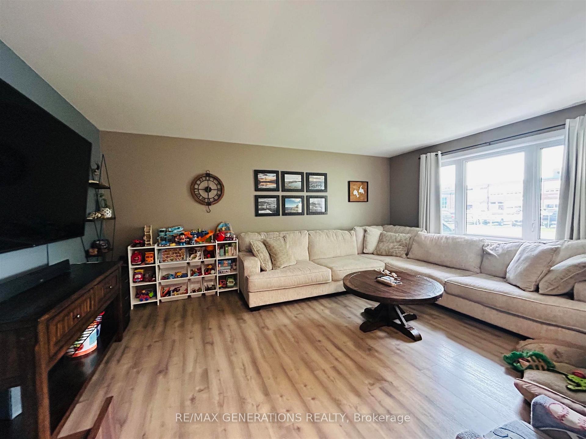 Photo 9 of 98 Phyllis Street, Thunder Bay, Forest Park — HOMEH