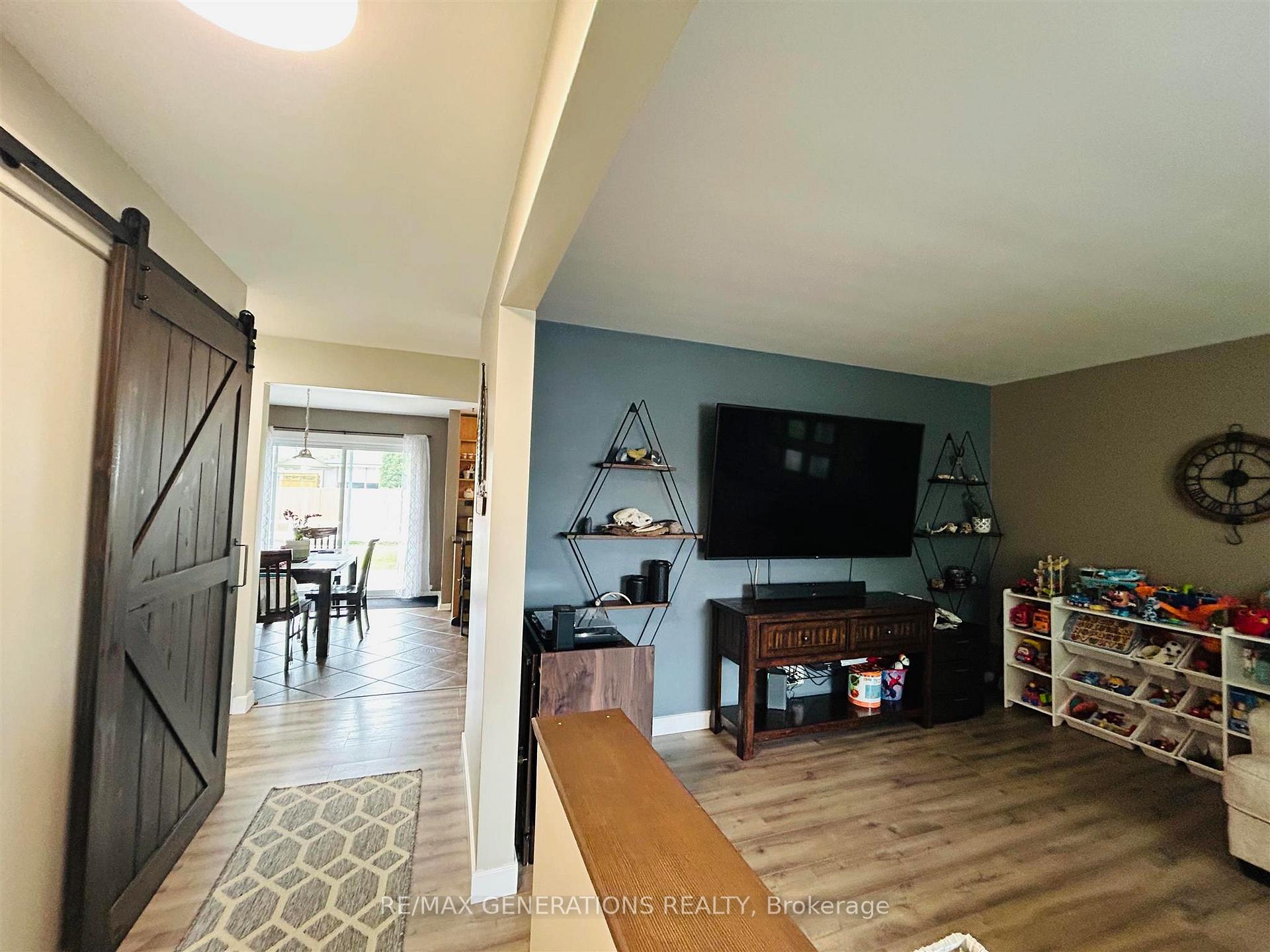 Photo 11 of 98 Phyllis Street, Thunder Bay, Forest Park — HOMEH