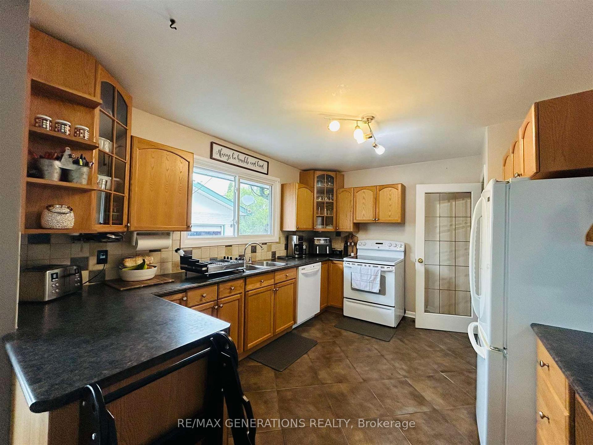 Photo 12 of 98 Phyllis Street, Thunder Bay, Forest Park — HOMEH