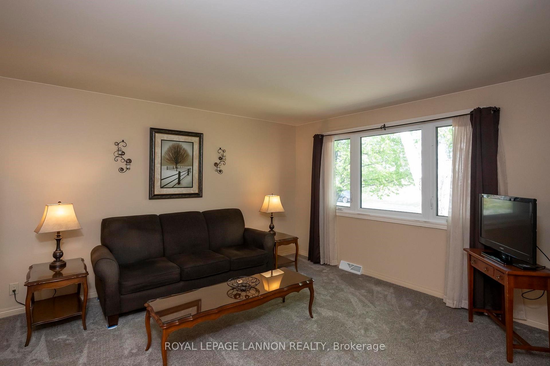 Photo 4 of 120 Black Bay Crescent, Thunder Bay, Current River — HOMEH