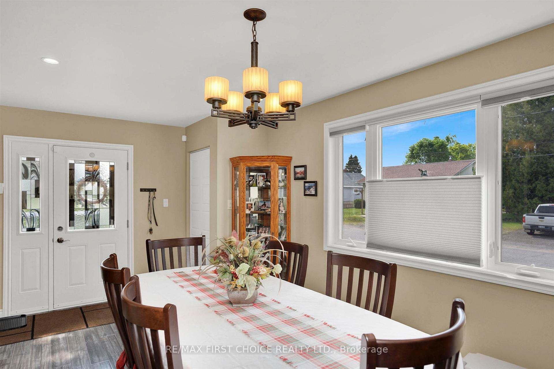 Photo 4 of 458 Rita Street, Thunder Bay, Current River — HOMEH
