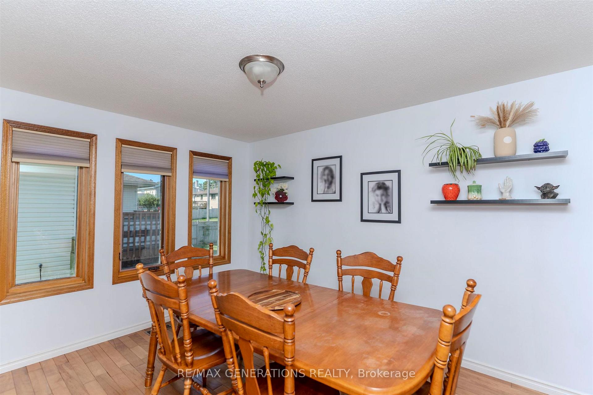 Photo 5 of 218 London Drive, Thunder Bay, Dawson Heights — HOMEH