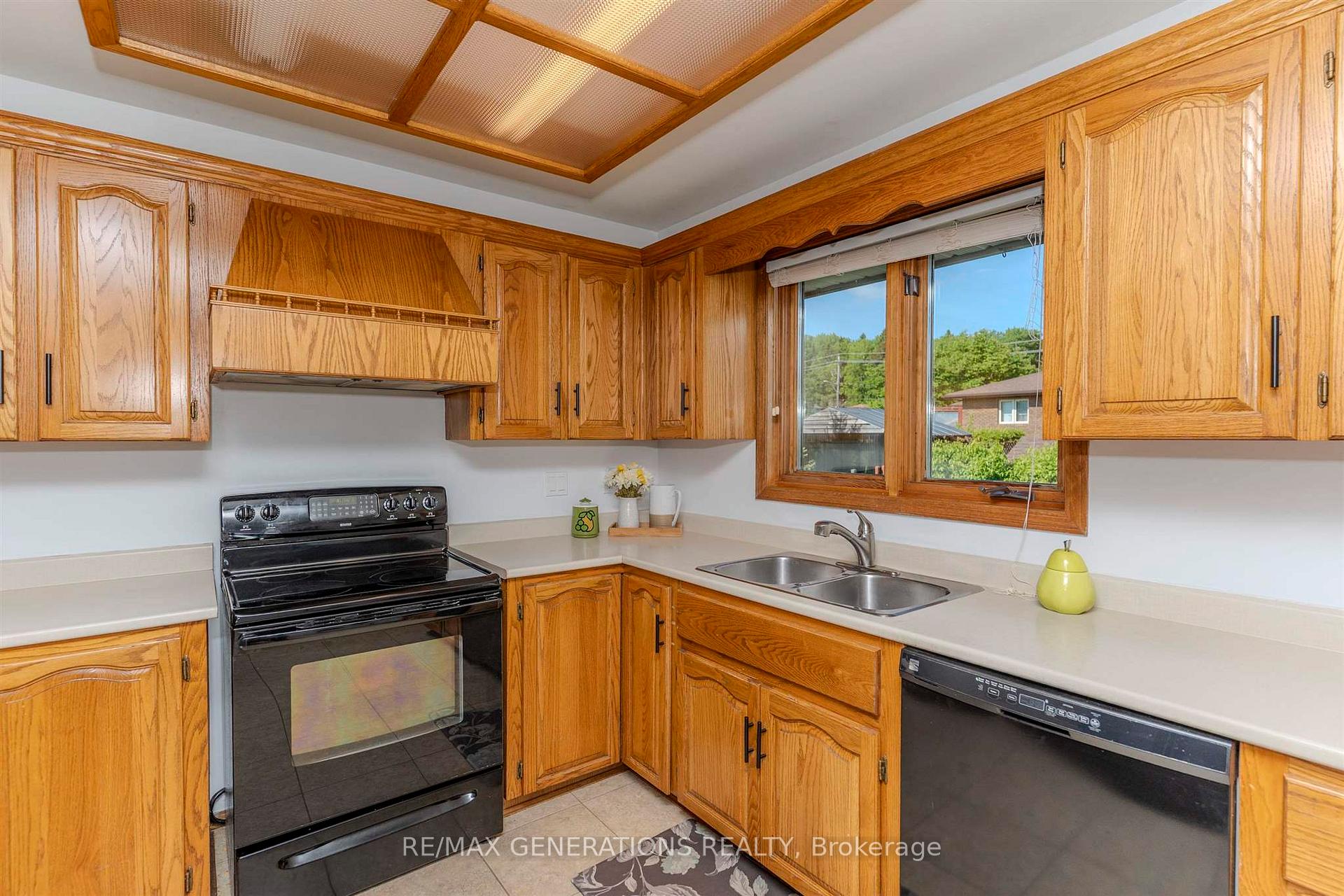 Photo 10 of 218 London Drive, Thunder Bay, Dawson Heights — HOMEH