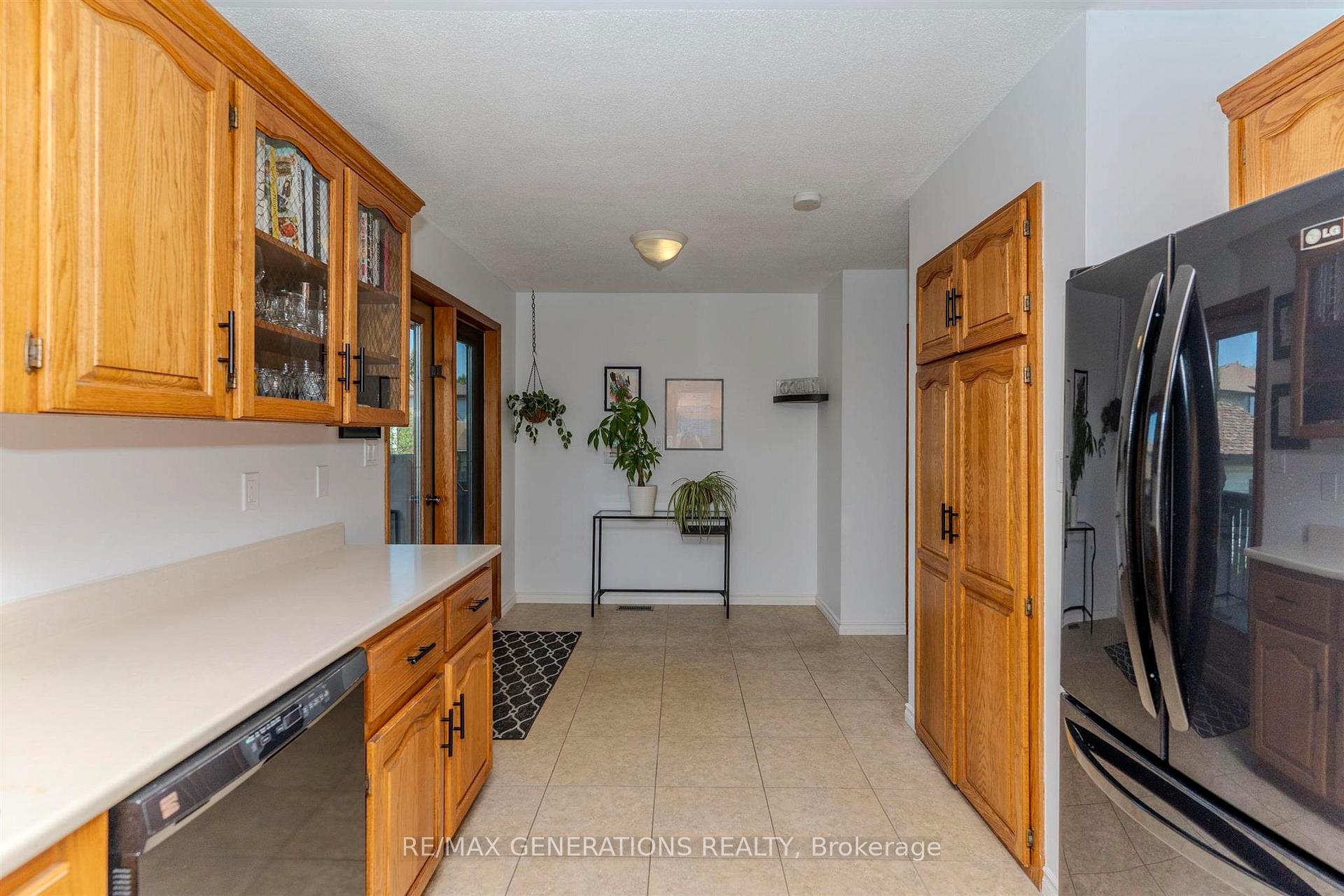 Photo 11 of 218 London Drive, Thunder Bay, Dawson Heights — HOMEH