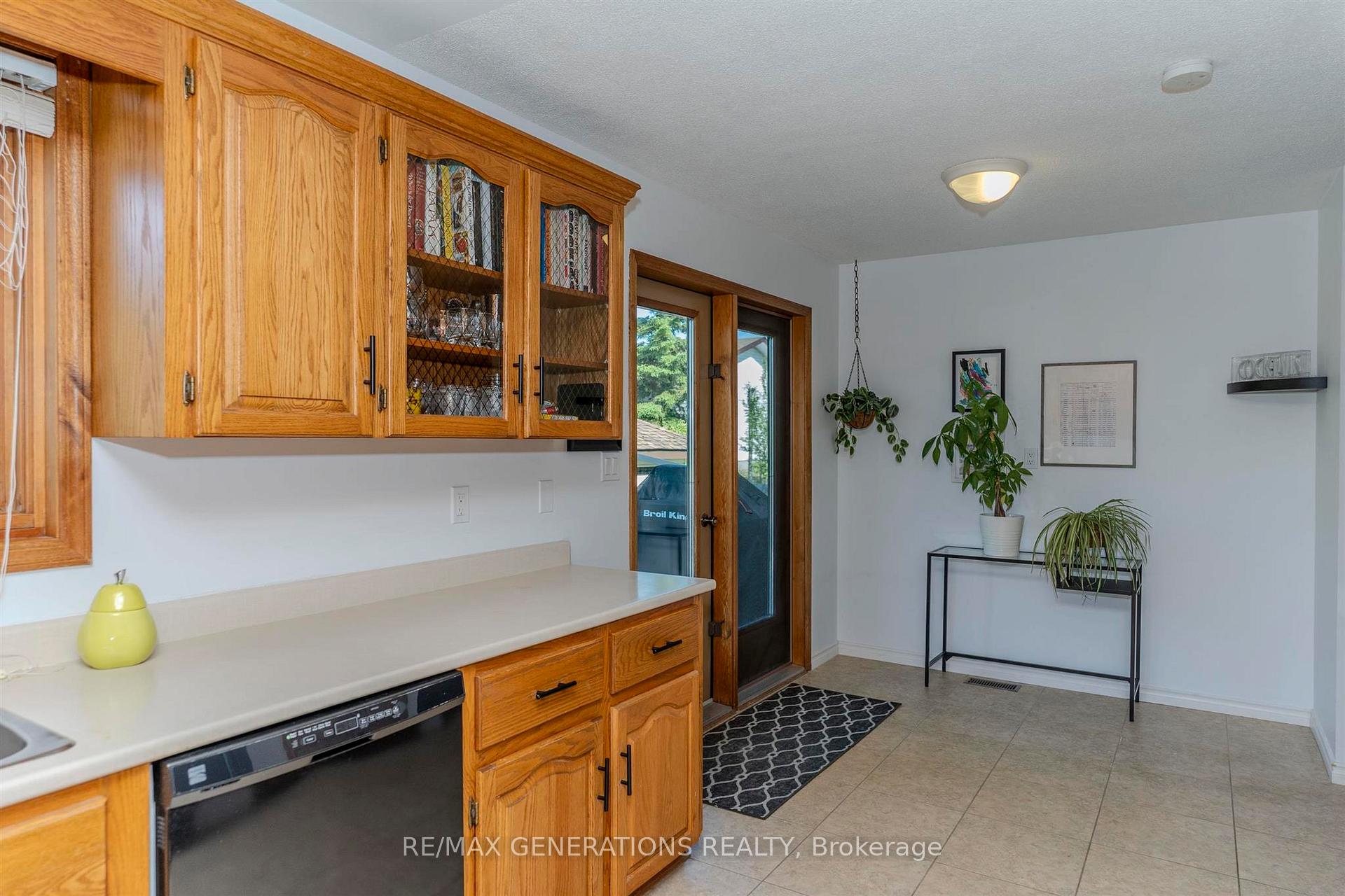 Photo 12 of 218 London Drive, Thunder Bay, Dawson Heights — HOMEH