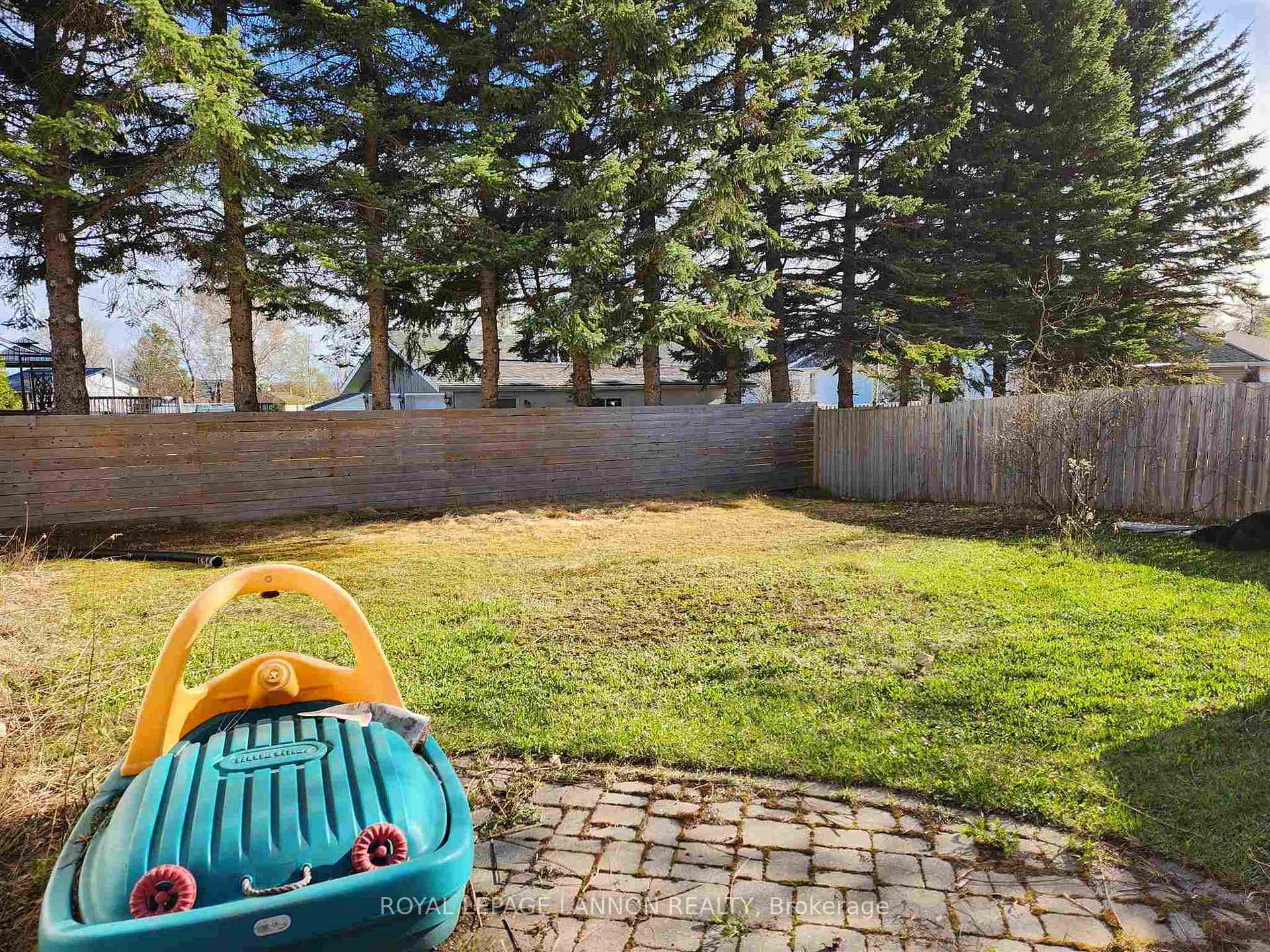 Photo 4 of 417 Valley Street, Thunder Bay, John Street North — HOMEH