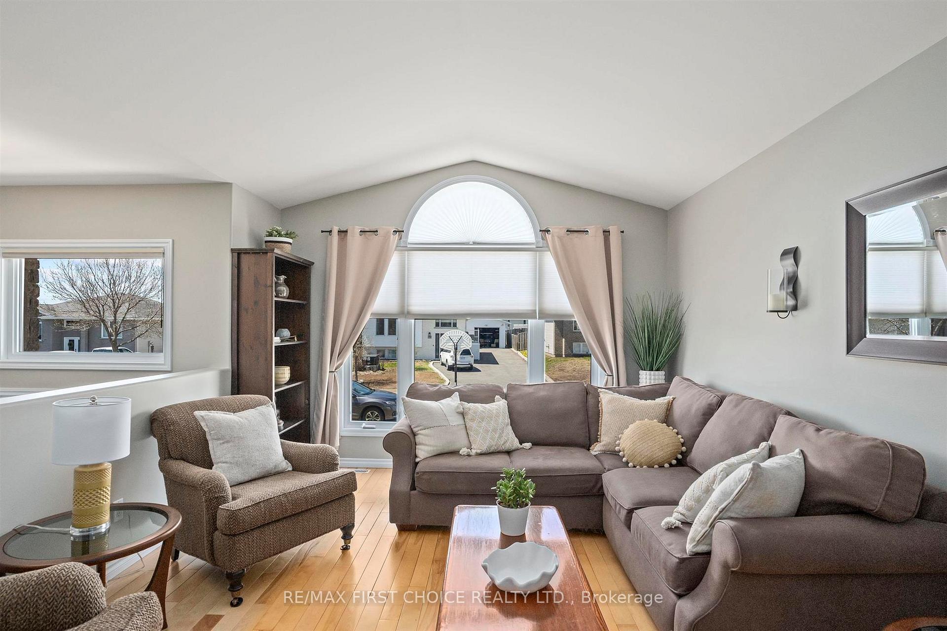 Photo 5 of 159 Saxon Drive, Thunder Bay, John Street North — HOMEH