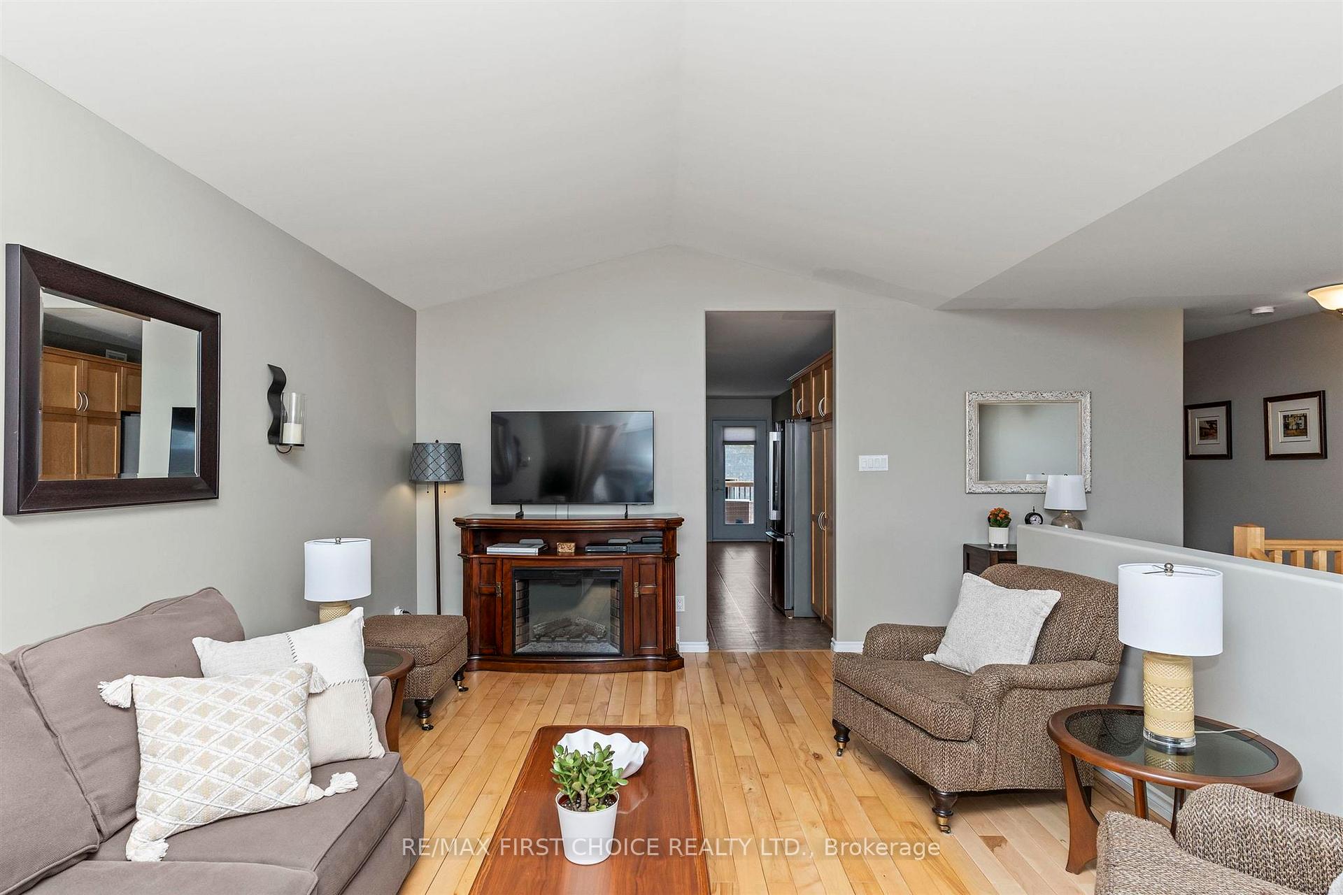 Photo 8 of 159 Saxon Drive, Thunder Bay, John Street North — HOMEH