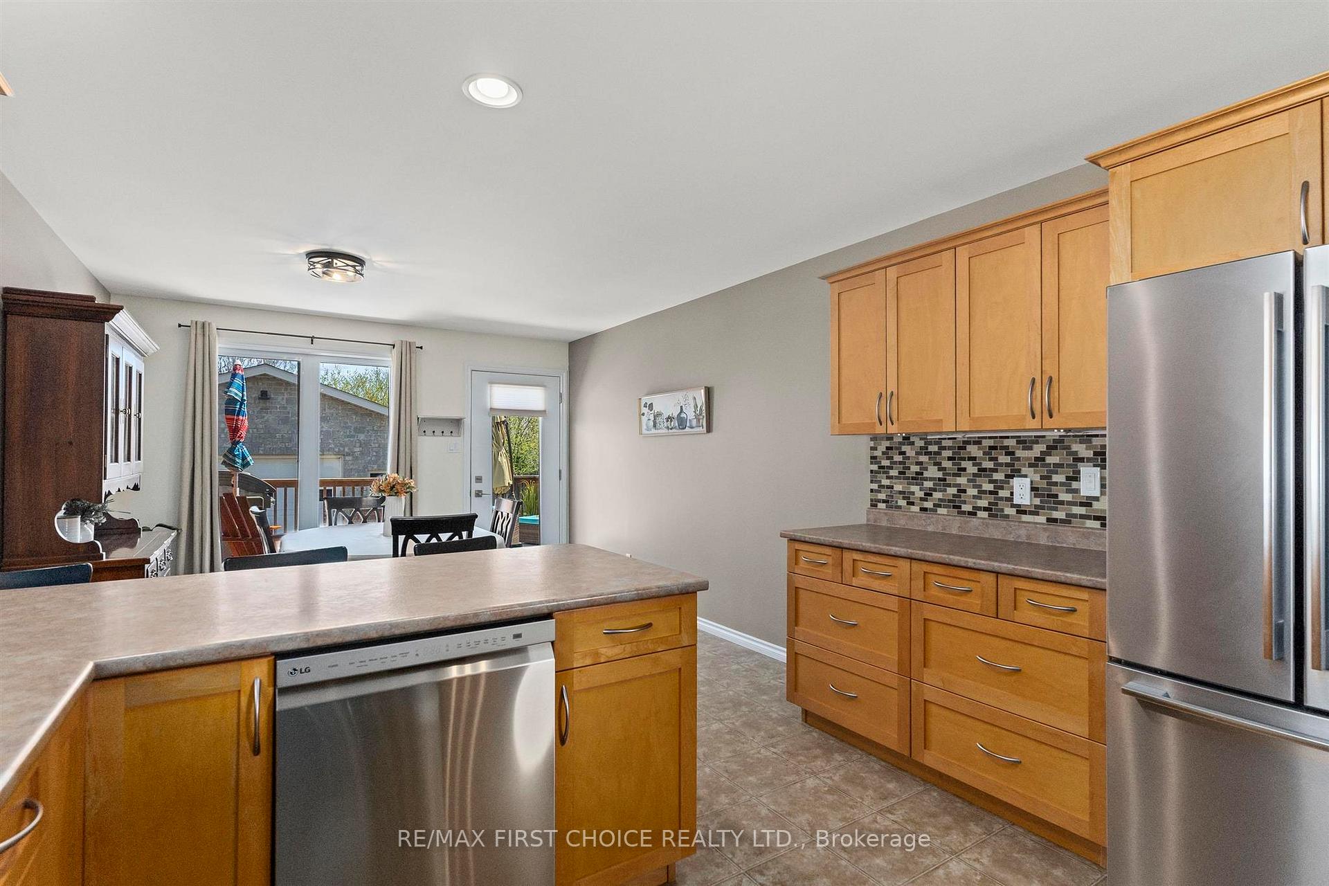 Photo 10 of 159 Saxon Drive, Thunder Bay, John Street North — HOMEH