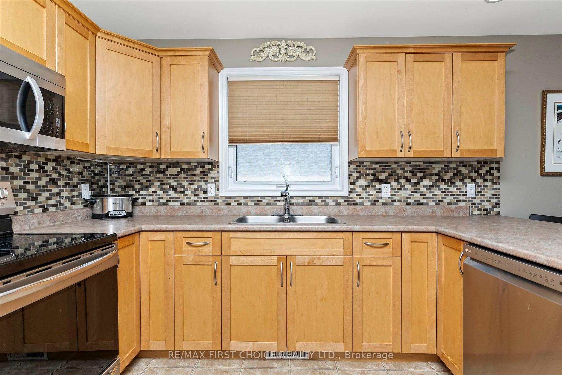 Photo 11 of 159 Saxon Drive, Thunder Bay, John Street North — HOMEH