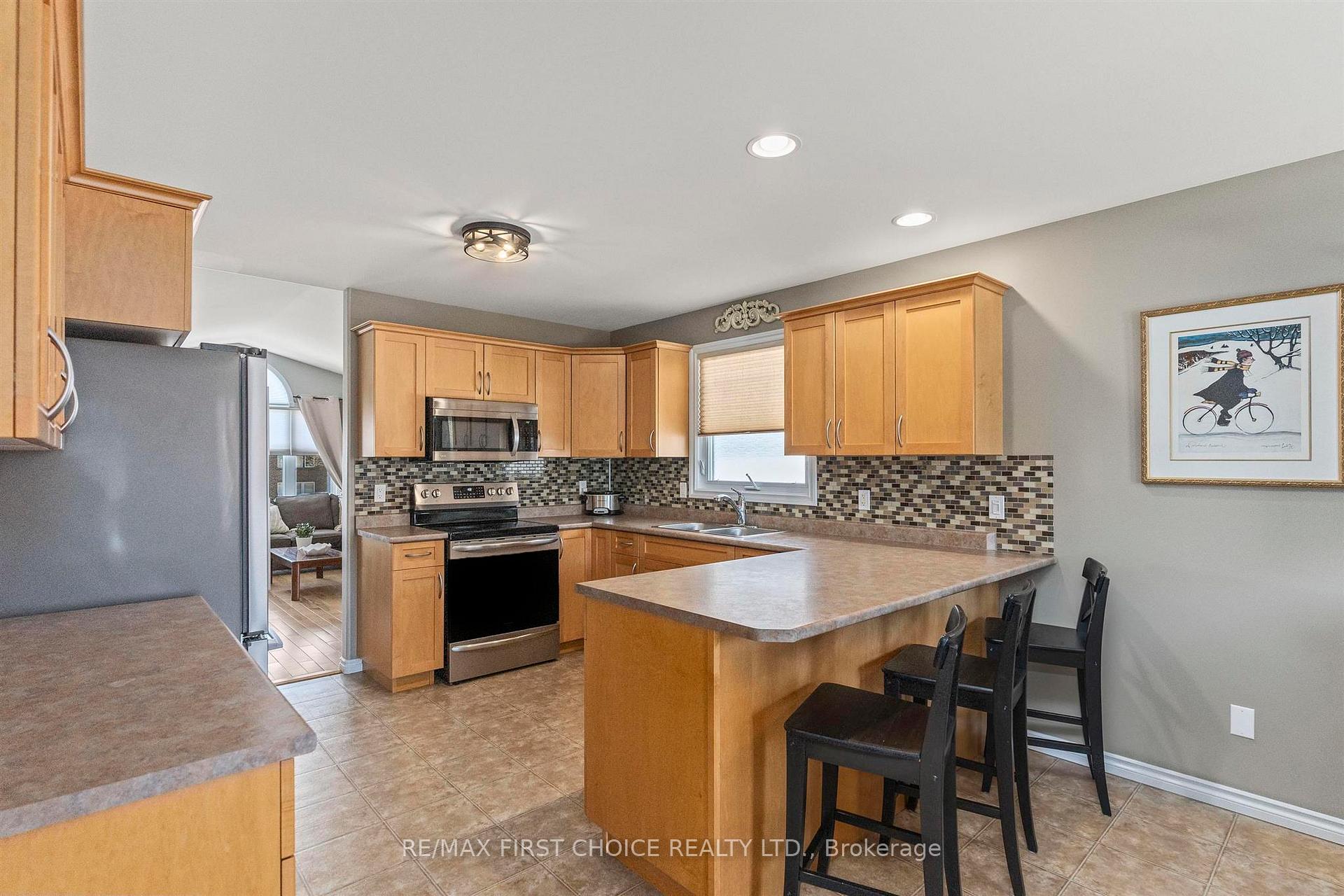 Photo 14 of 159 Saxon Drive, Thunder Bay, John Street North — HOMEH
