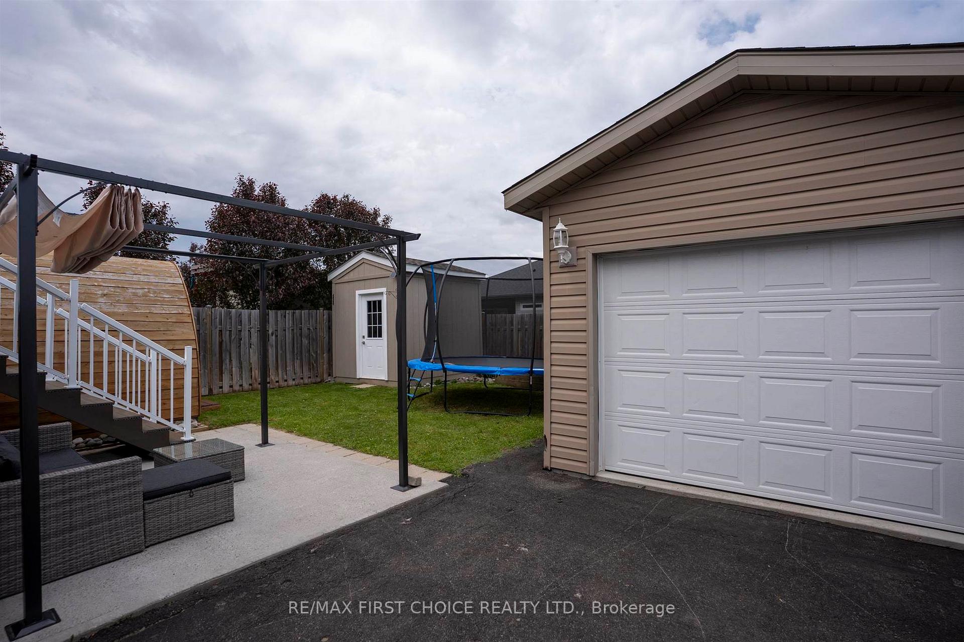Photo 2 of 470 Gemstone Drive, Thunder Bay, Dawson Heights — HOMEH