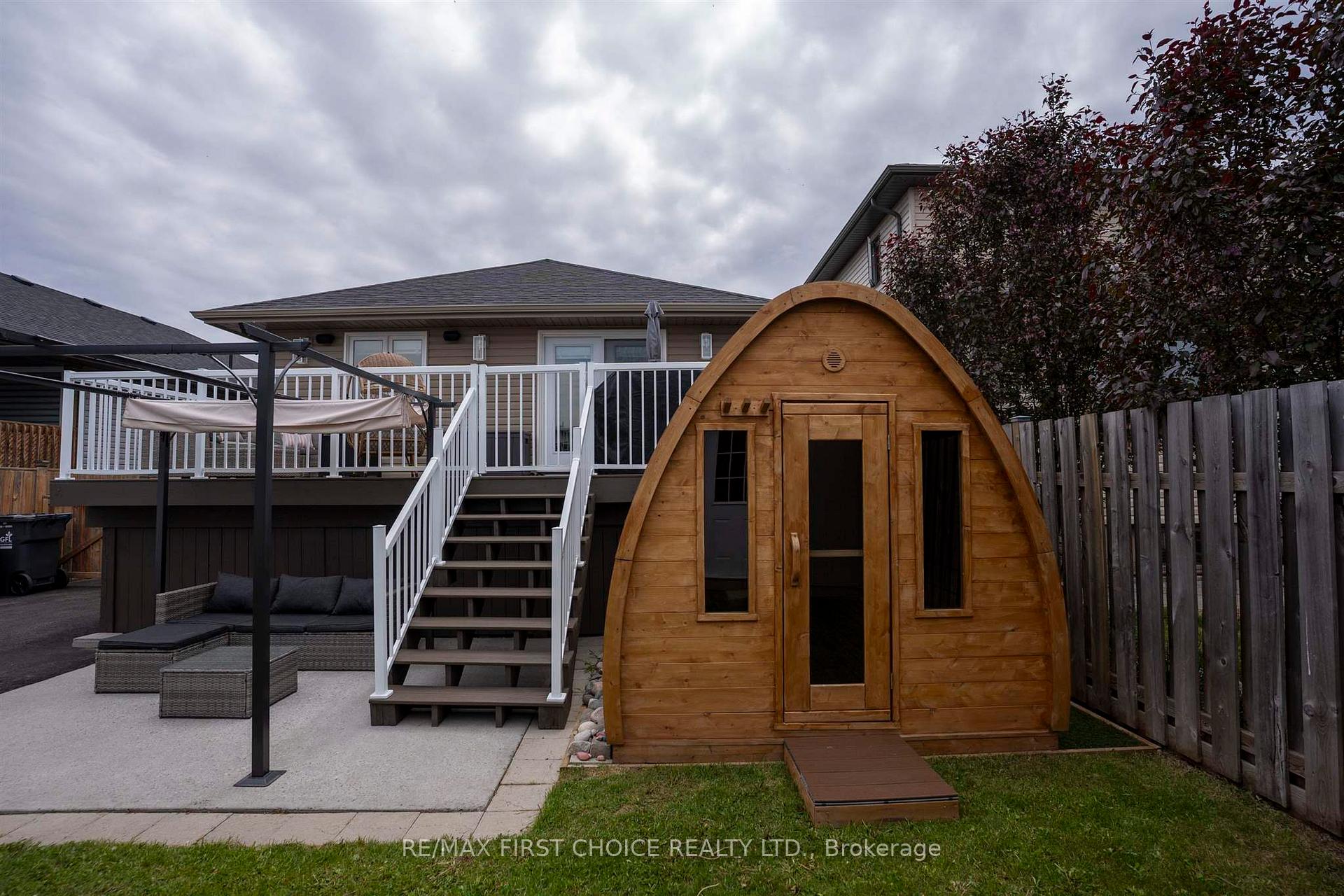 Photo 3 of 470 Gemstone Drive, Thunder Bay, Dawson Heights — HOMEH