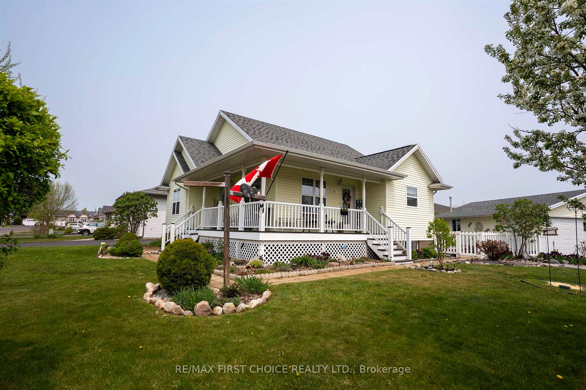 Photo 2 of 301 Caribou Crescent, Thunder Bay, Parkdale — HOMEH
