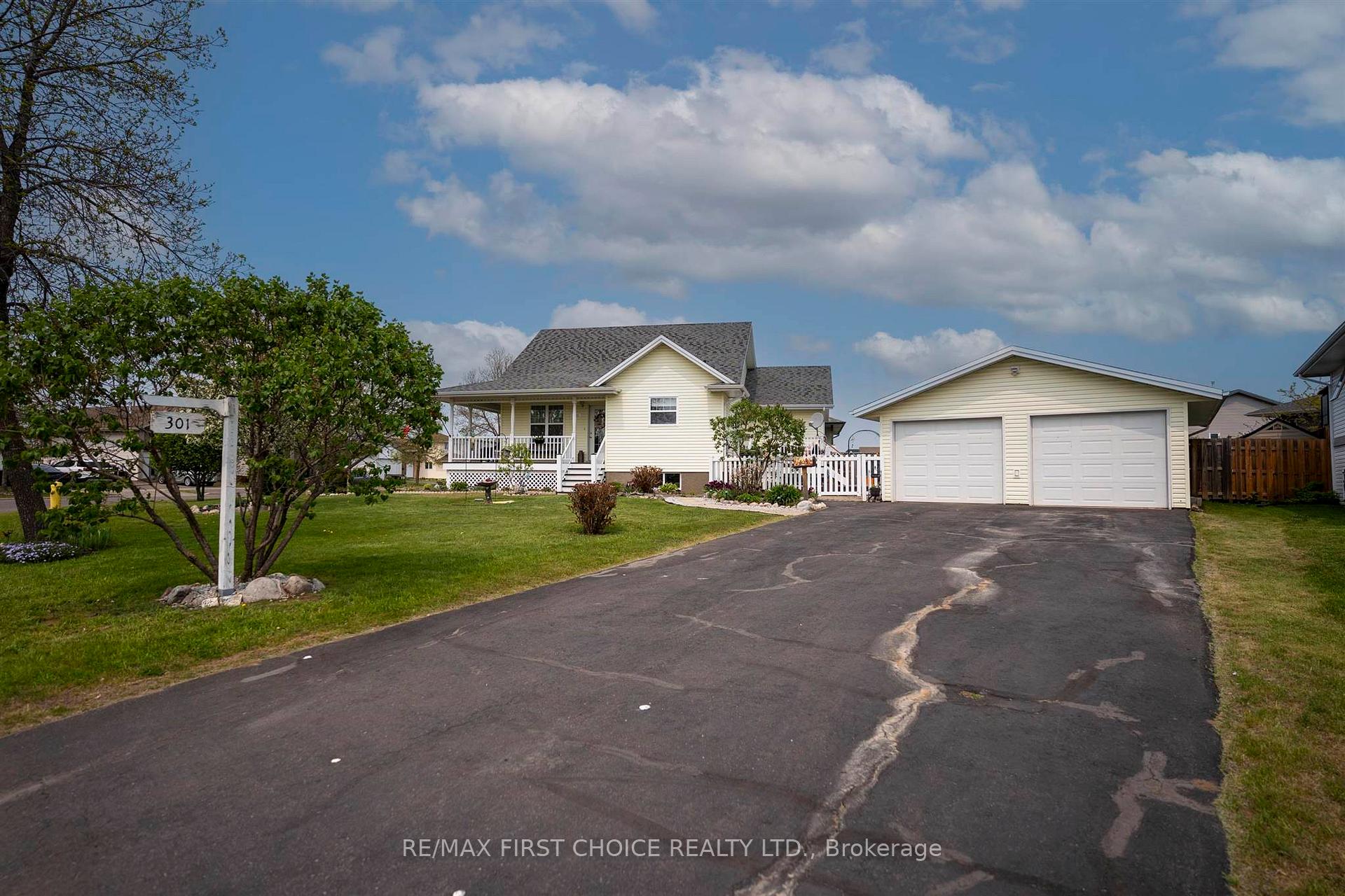 Photo 4 of 301 Caribou Crescent, Thunder Bay, Parkdale — HOMEH
