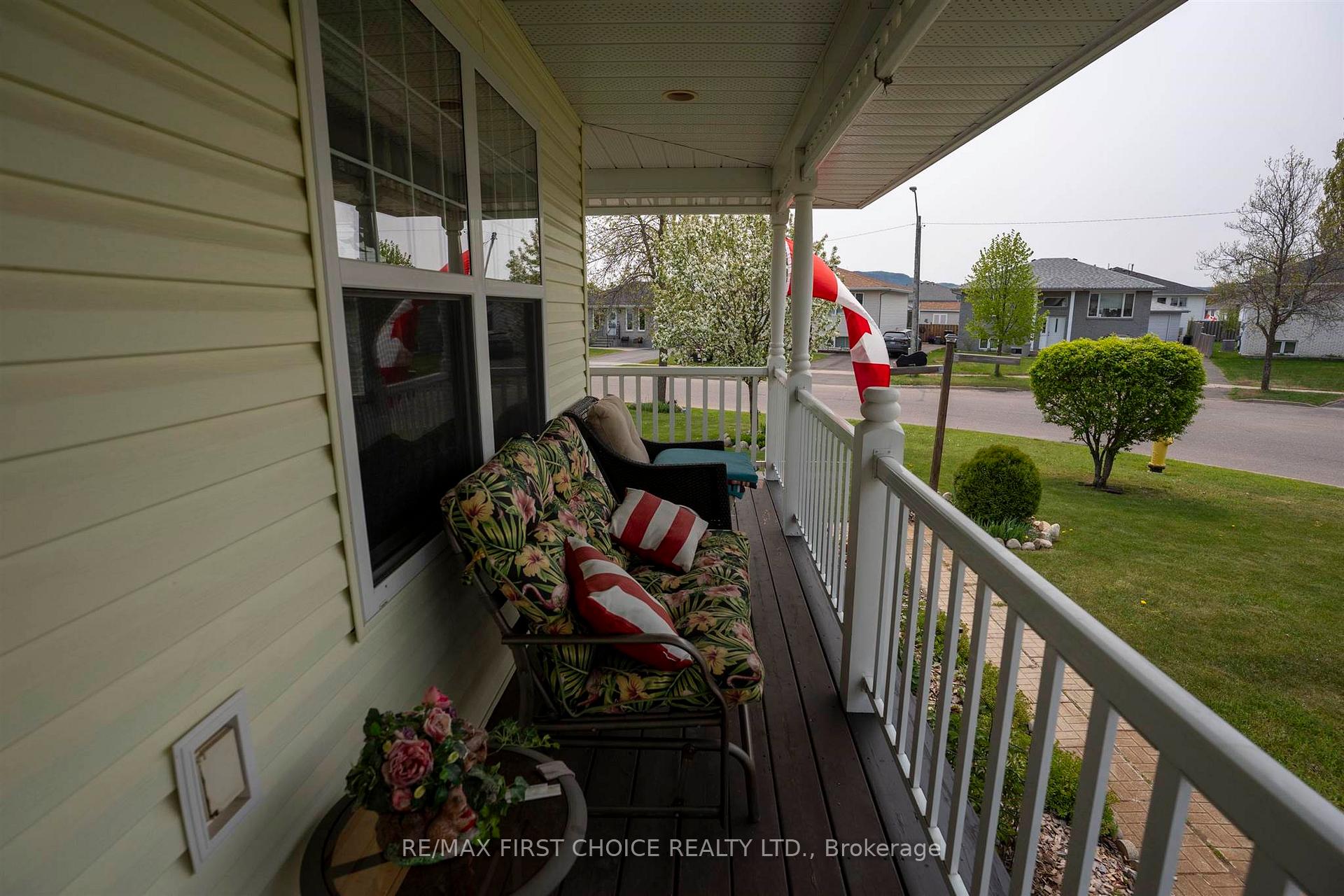 Photo 5 of 301 Caribou Crescent, Thunder Bay, Parkdale — HOMEH