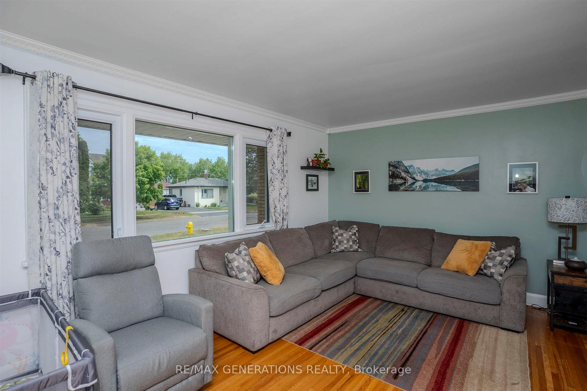 Photo 3 of 2024 Hamilton Avenue, Thunder Bay, Hyde Park — HOMEH