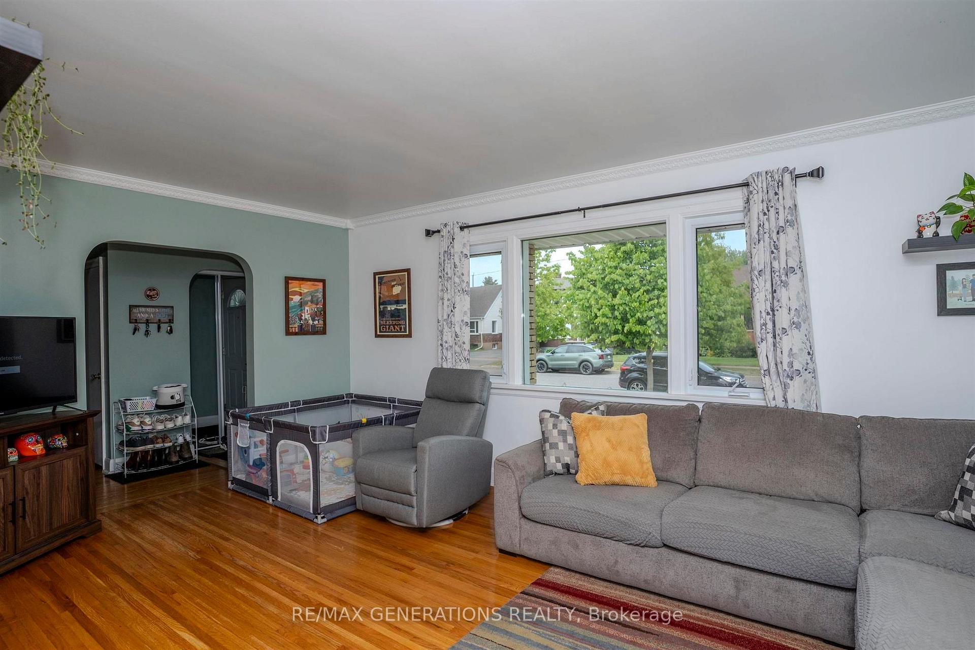 Photo 4 of 2024 Hamilton Avenue, Thunder Bay, Hyde Park — HOMEH