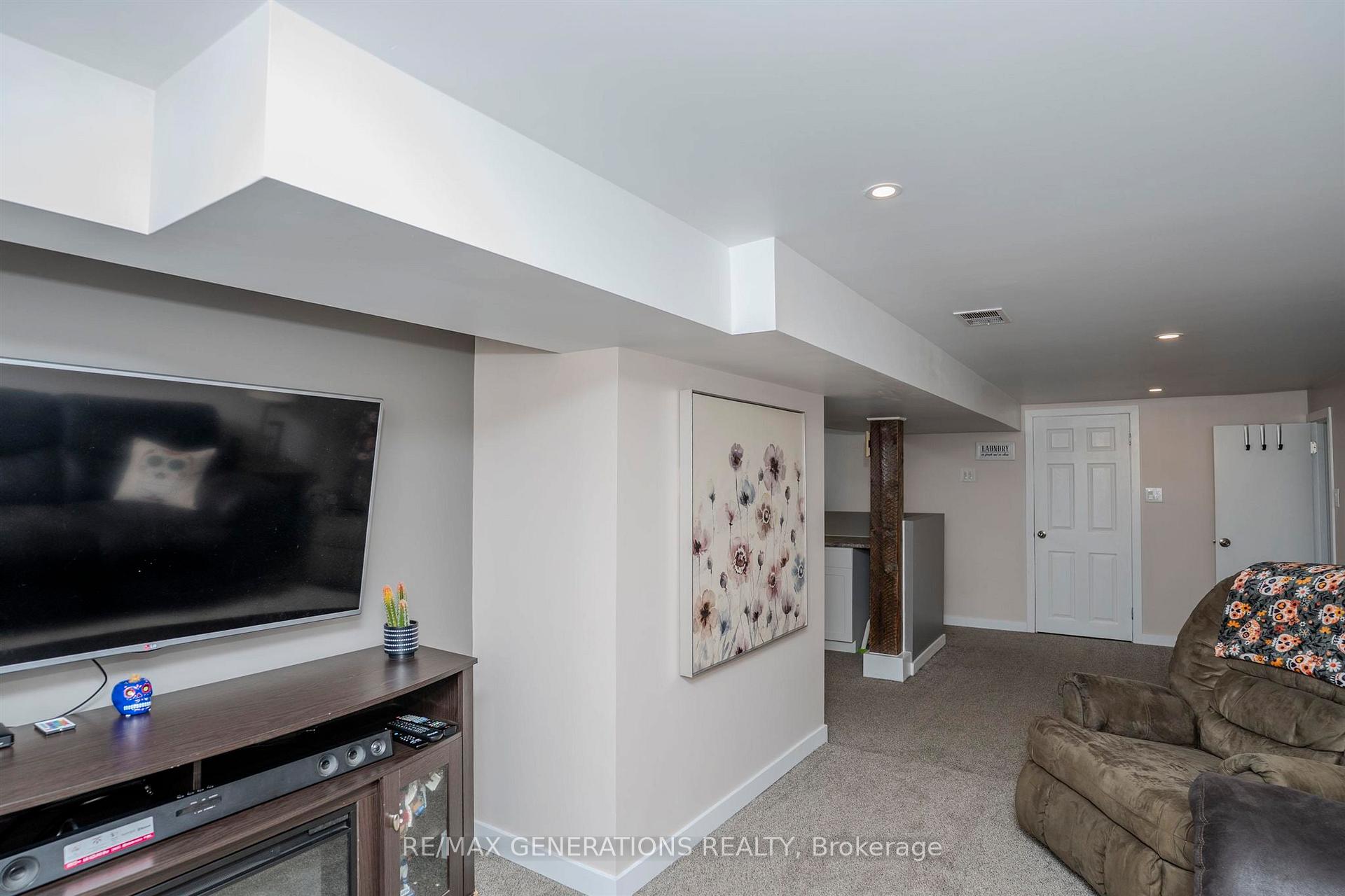 Photo 17 of 2024 Hamilton Avenue, Thunder Bay, Hyde Park — HOMEH