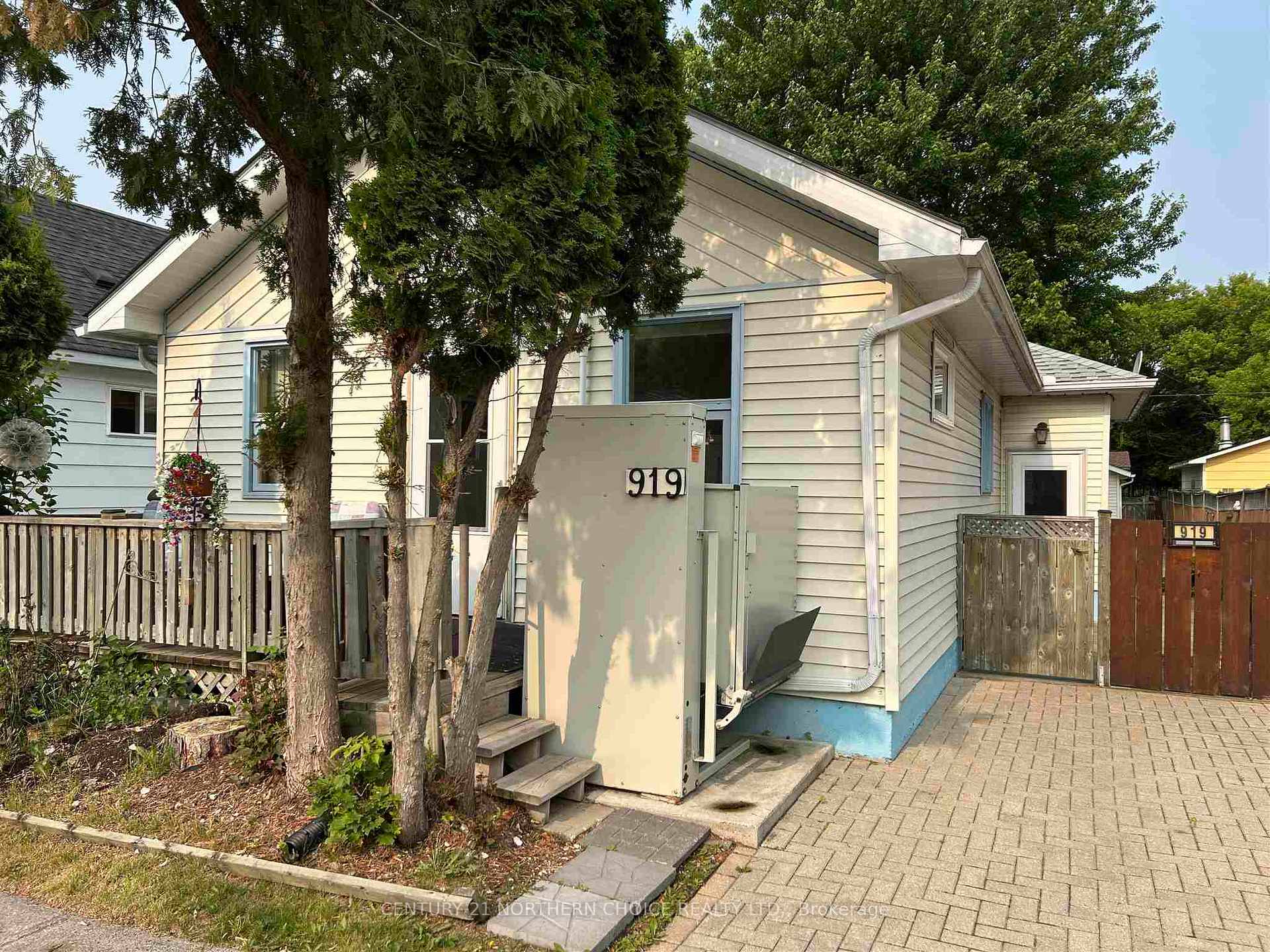 Photo 2 of 919 Smith Avenue, Fort Frances — HOMEH