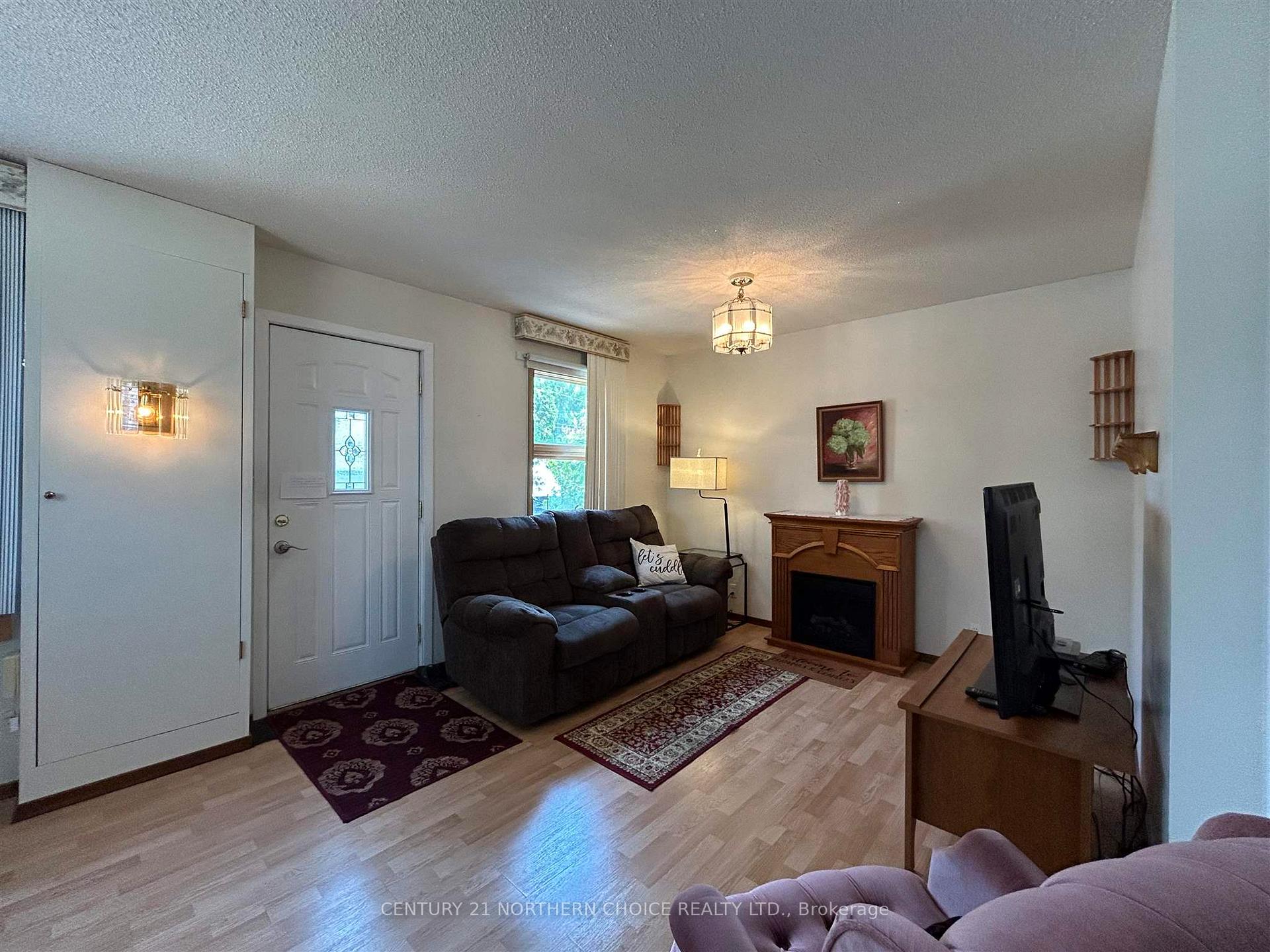 Photo 3 of 919 Smith Avenue, Fort Frances — HOMEH