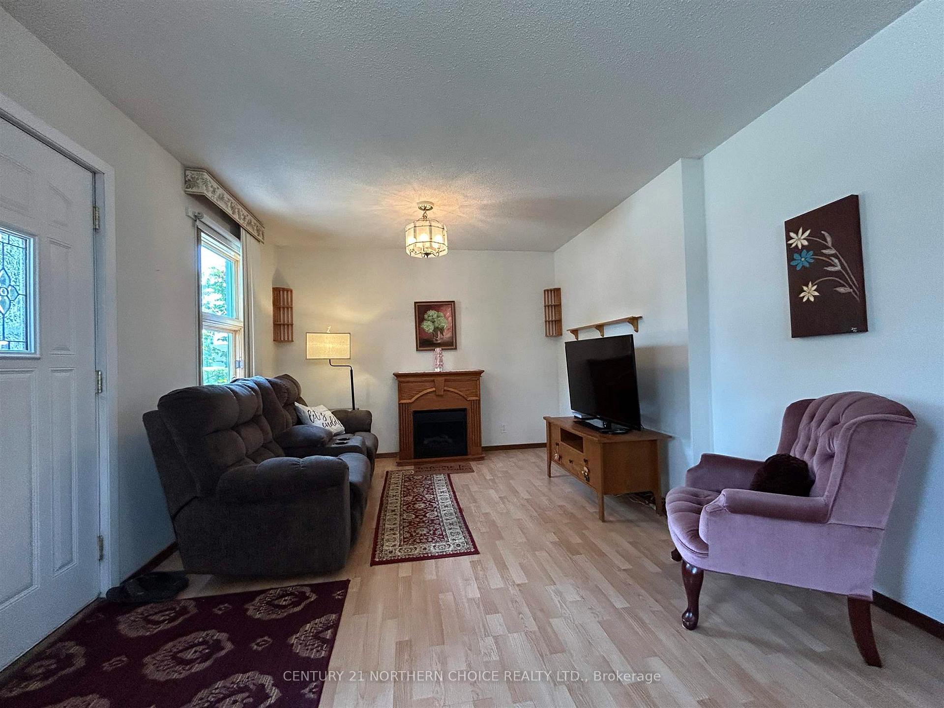 Photo 4 of 919 Smith Avenue, Fort Frances — HOMEH