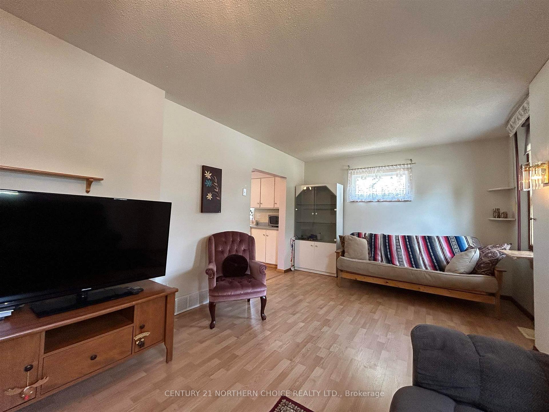 Photo 5 of 919 Smith Avenue, Fort Frances — HOMEH