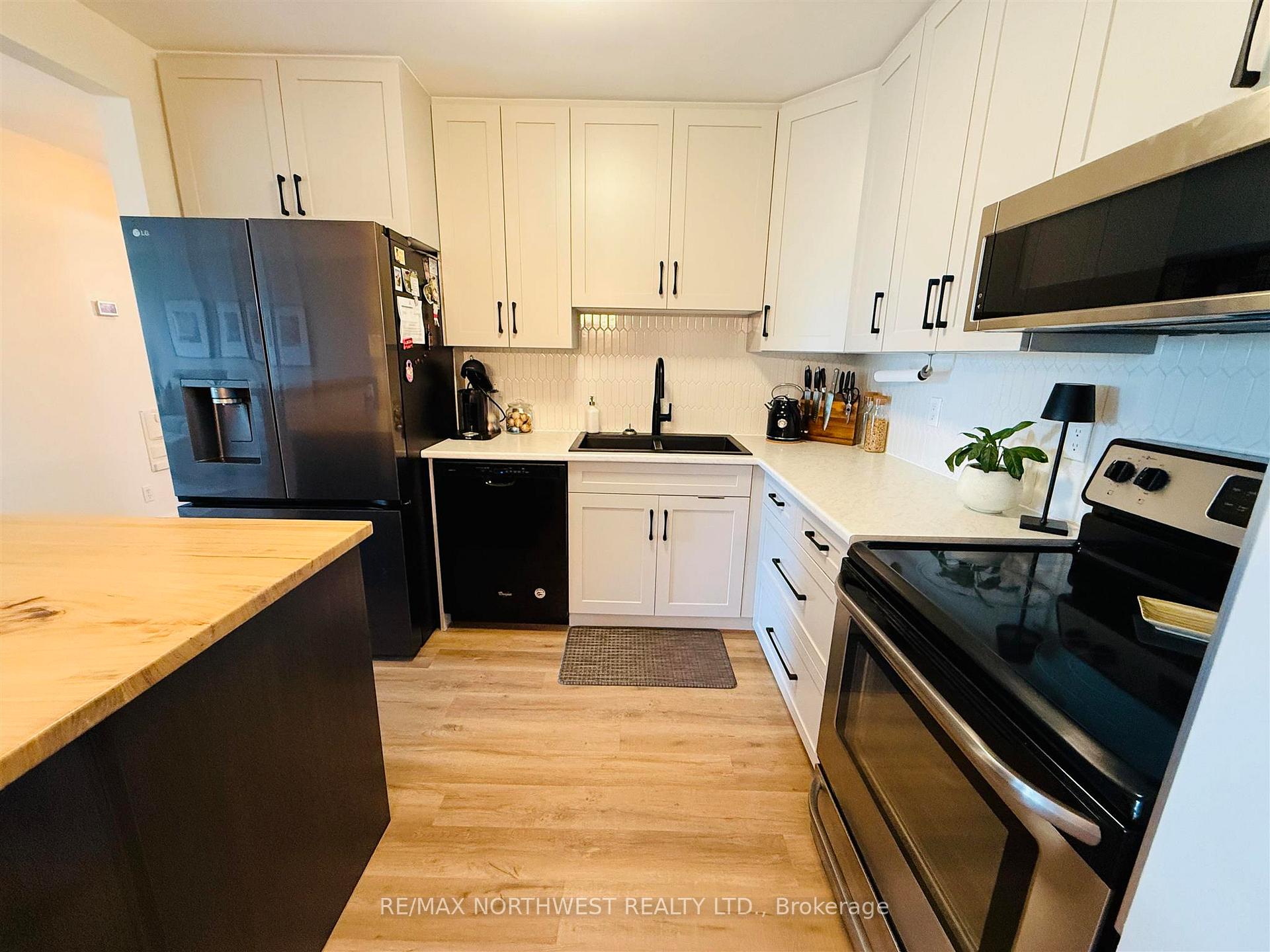 Photo 12 of Unit 303, 471 Lakeview Drive, Kenora, Norman — HOMEH
