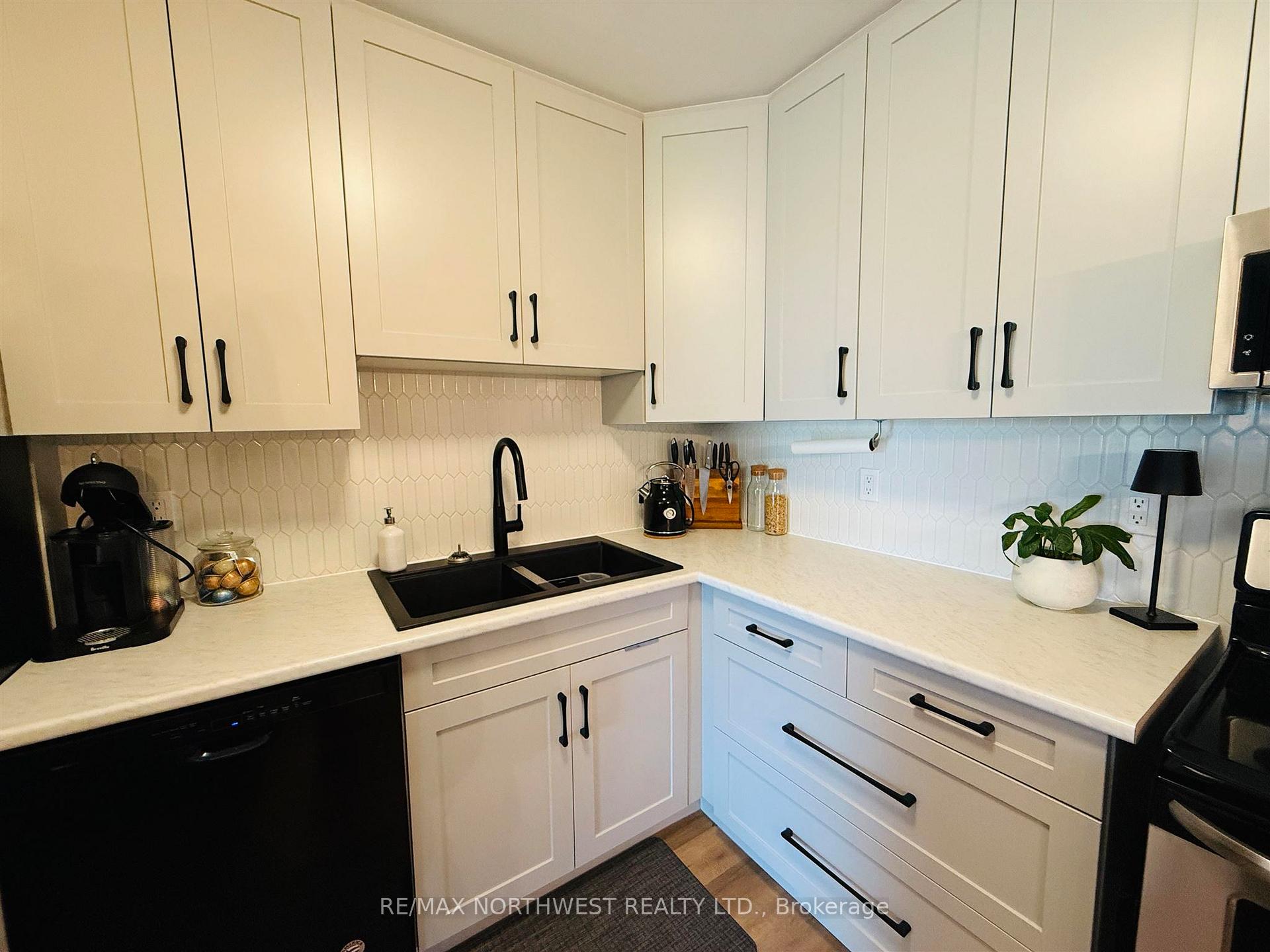 Photo 14 of Unit 303, 471 Lakeview Drive, Kenora, Norman — HOMEH