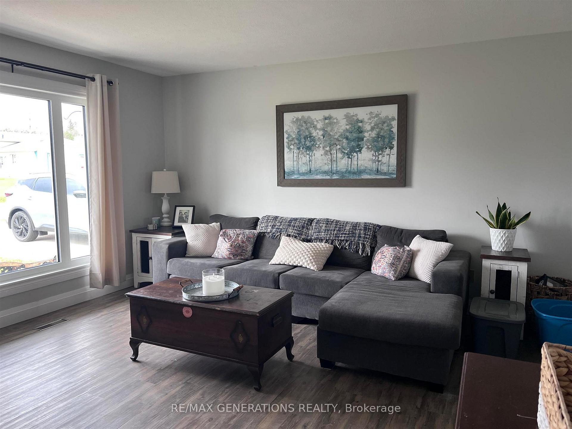 Photo 2 of 49 Bastedo Crescent, Marathon — HOMEH