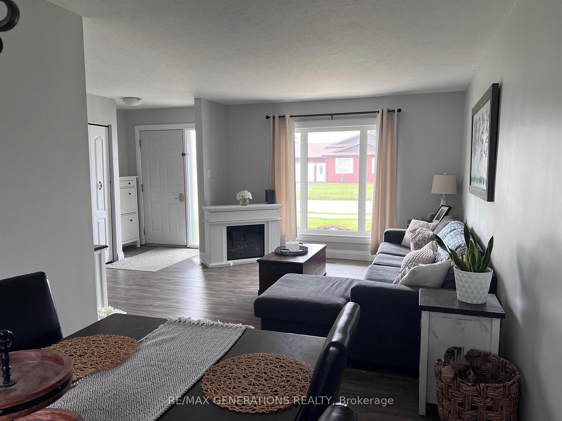 Photo 3 of 49 Bastedo Crescent, Marathon — HOMEH