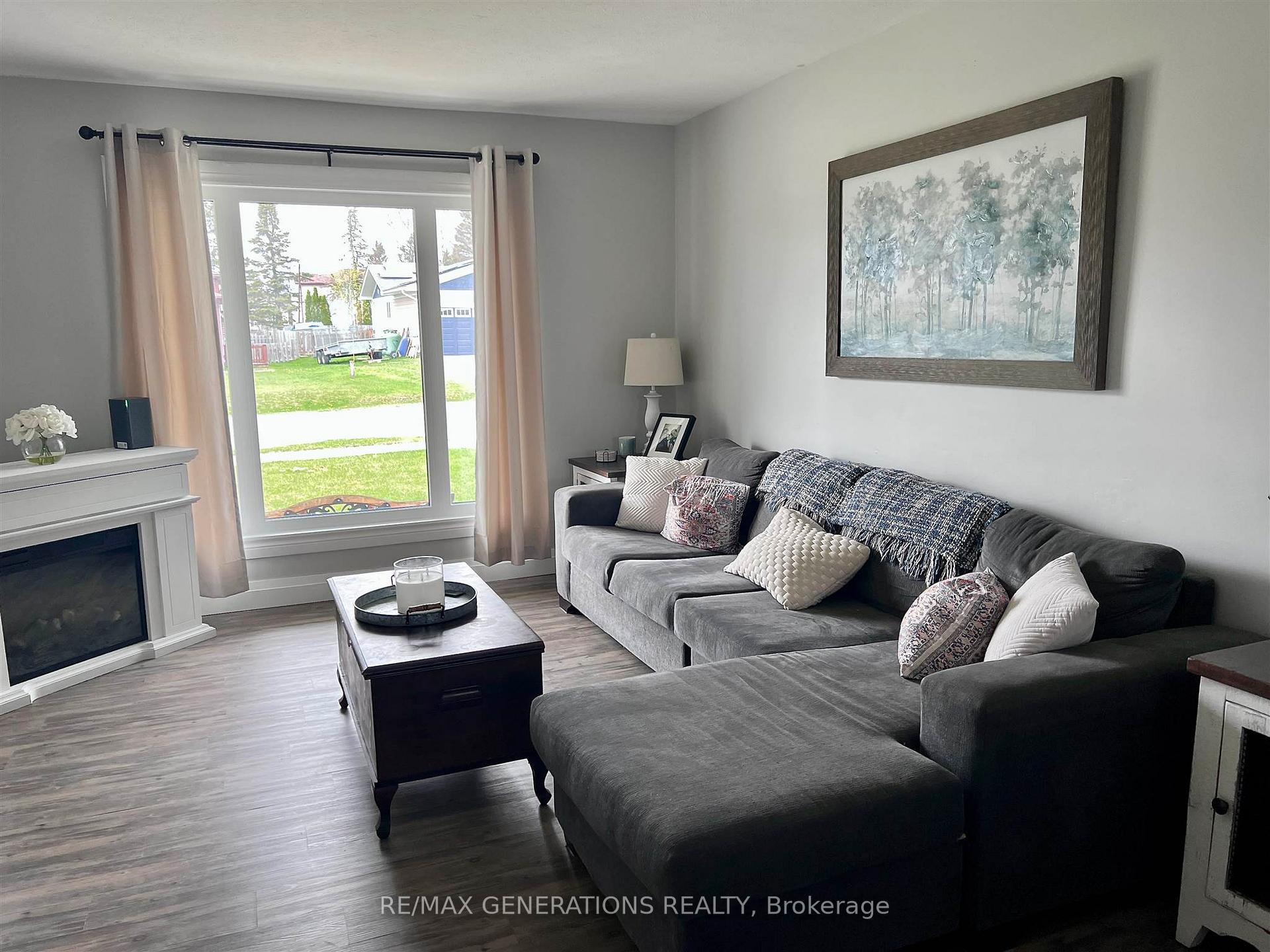 Photo 4 of 49 Bastedo Crescent, Marathon — HOMEH