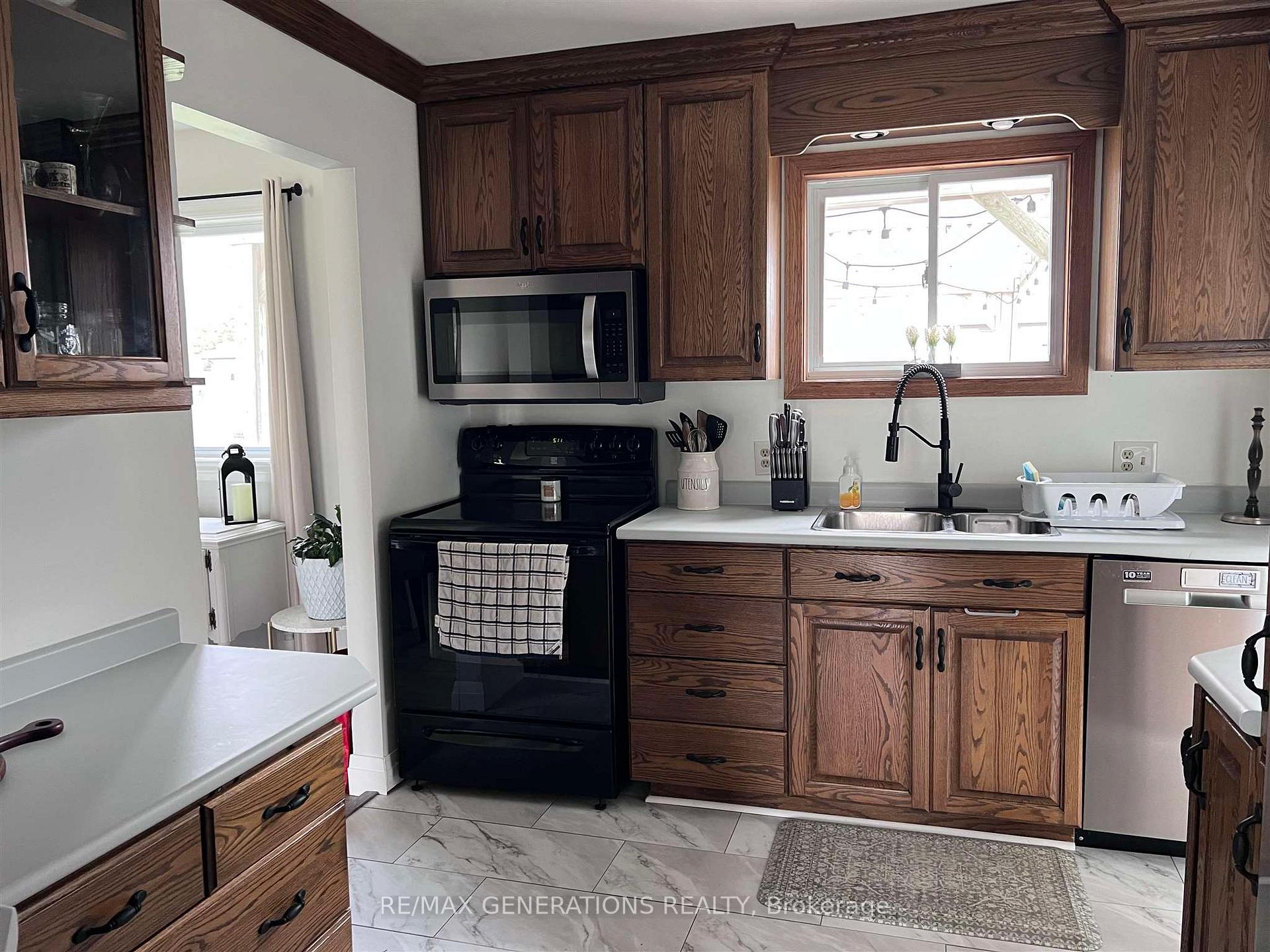 Photo 8 of 49 Bastedo Crescent, Marathon — HOMEH