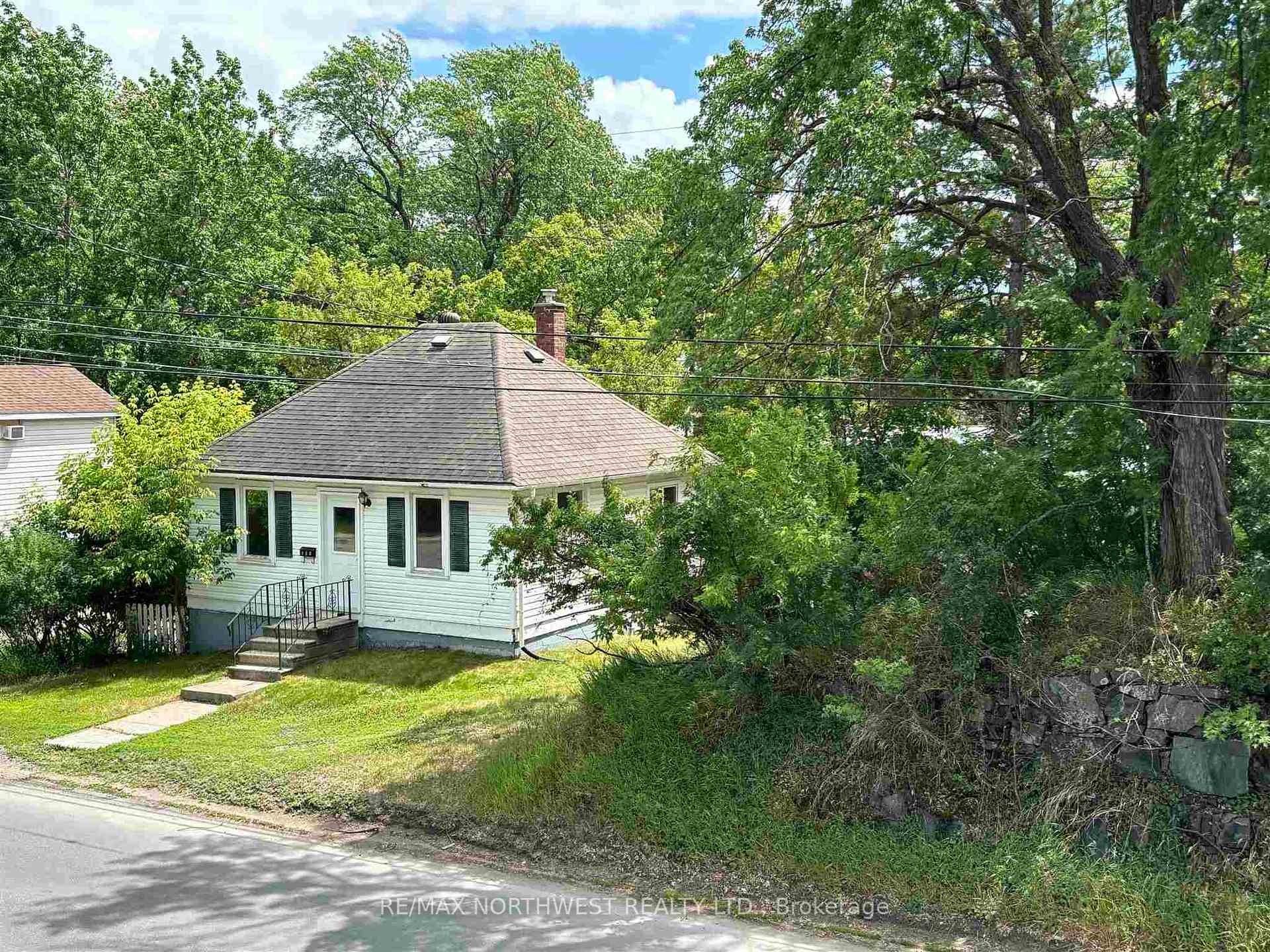 Photo 2 of 305 Fifth St S, Kenora, Lakeside — HOMEH