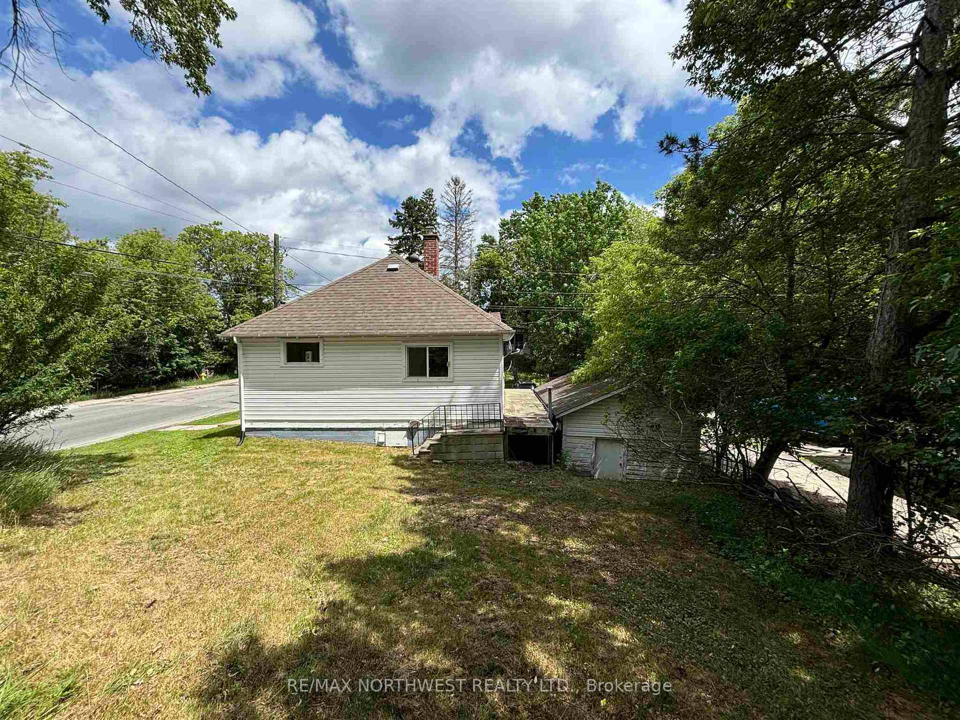Photo 4 of 305 Fifth St S, Kenora, Lakeside — HOMEH