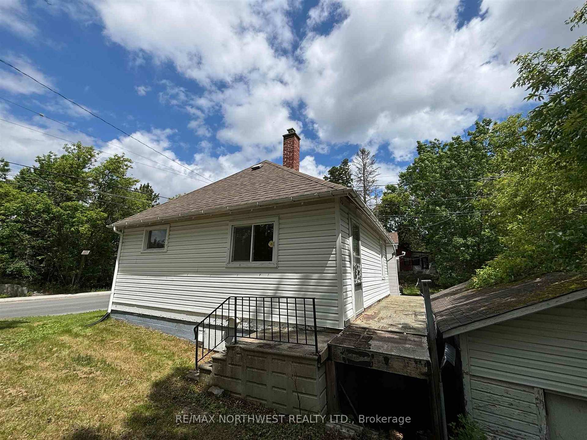 Photo 10 of 305 Fifth St S, Kenora, Lakeside — HOMEH
