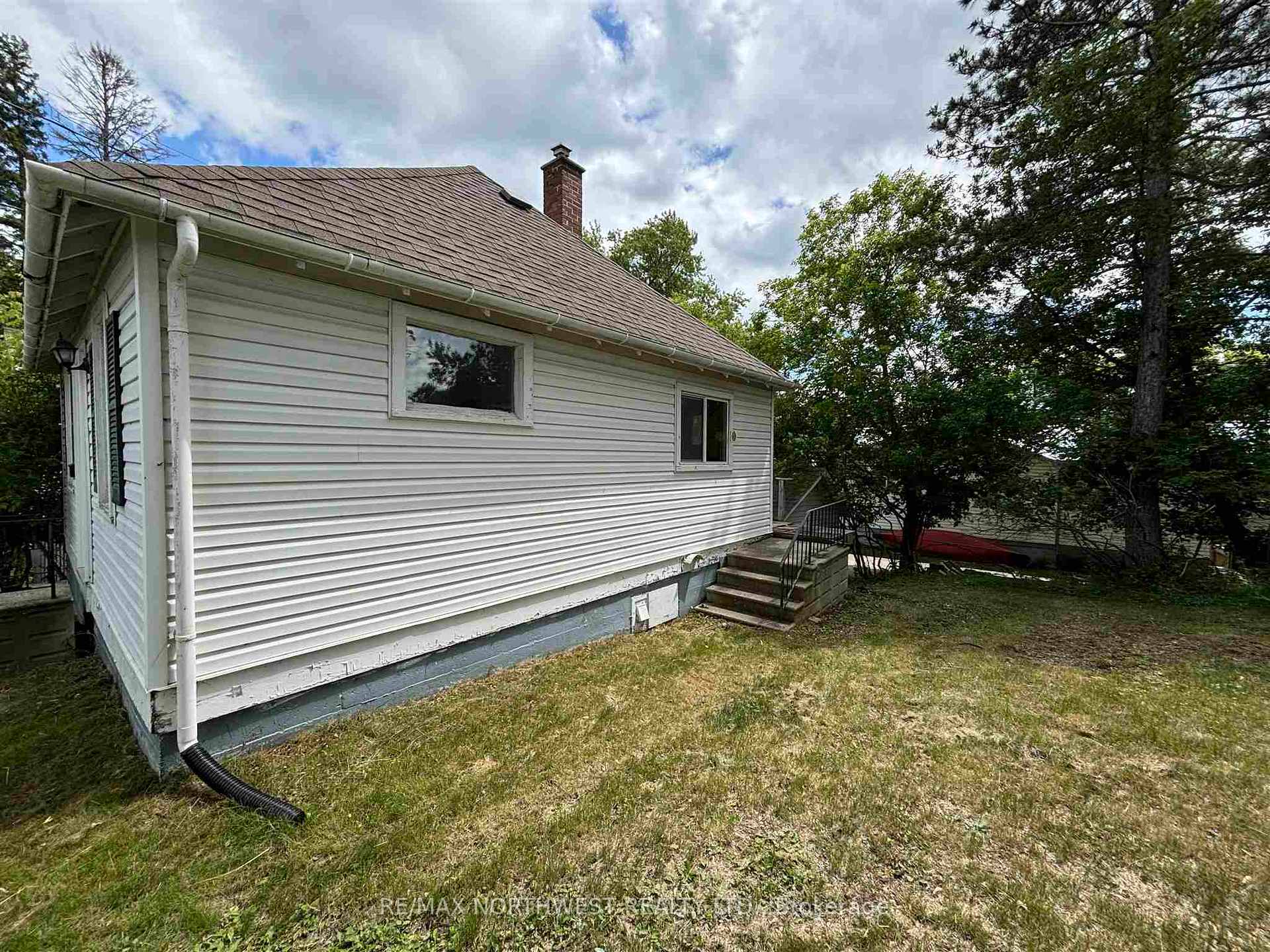 Photo 11 of 305 Fifth St S, Kenora, Lakeside — HOMEH