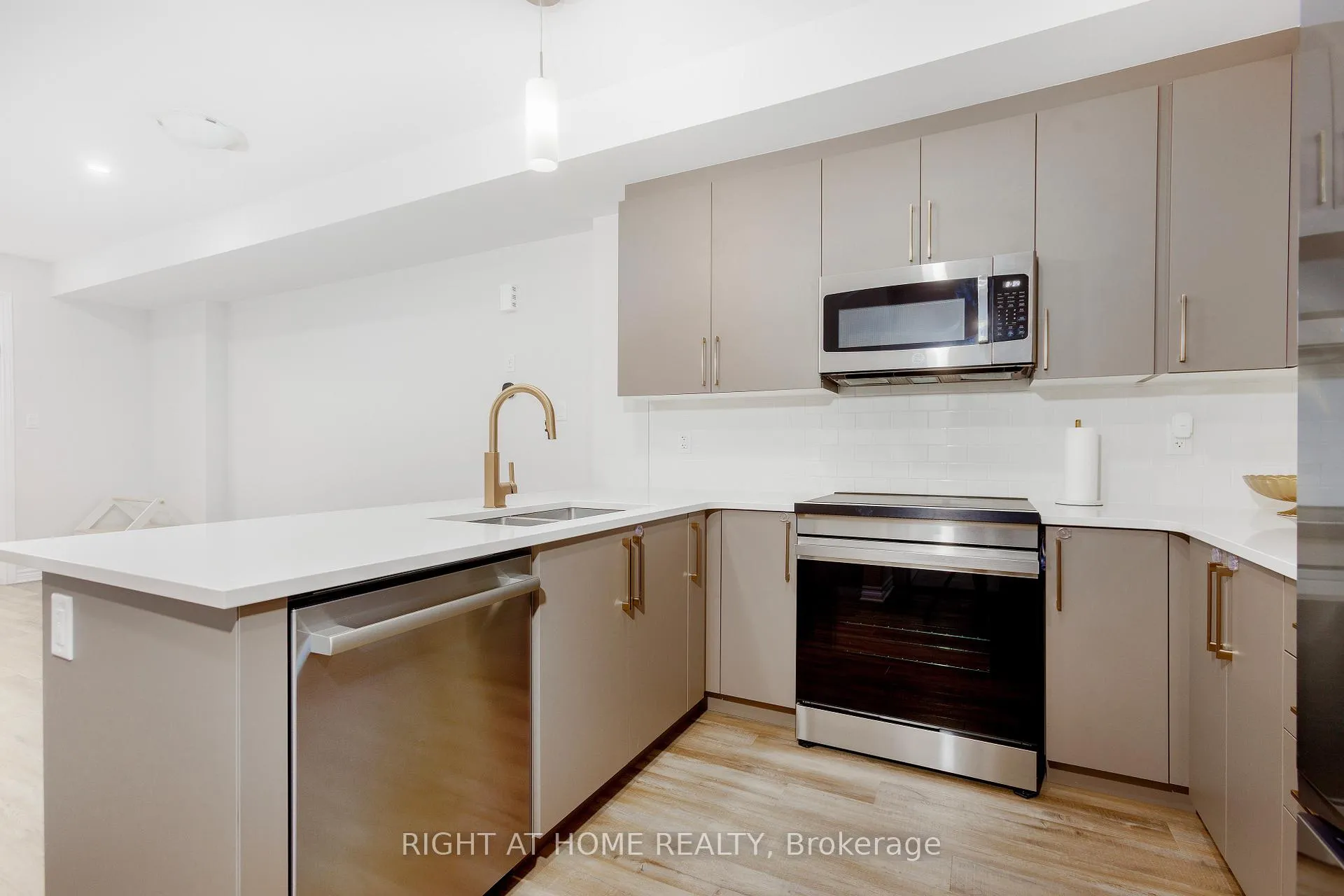 Photo 9 of 65 Esban Drive, Ottawa, Blossom Park/Kemp Park/Findlay Creek — HOMEH