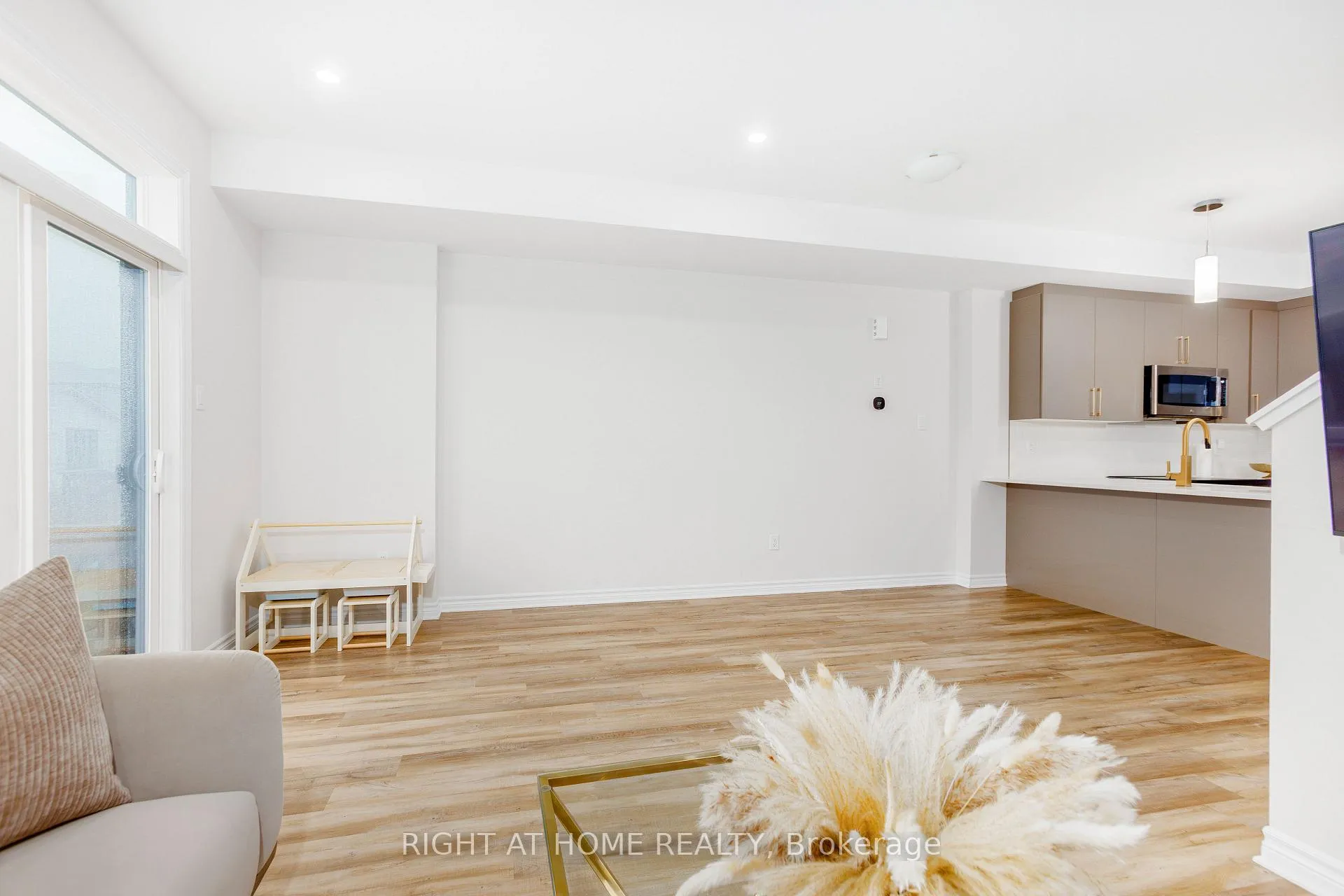 Photo 11 of 65 Esban Drive, Ottawa, Blossom Park/Kemp Park/Findlay Creek — HOMEH