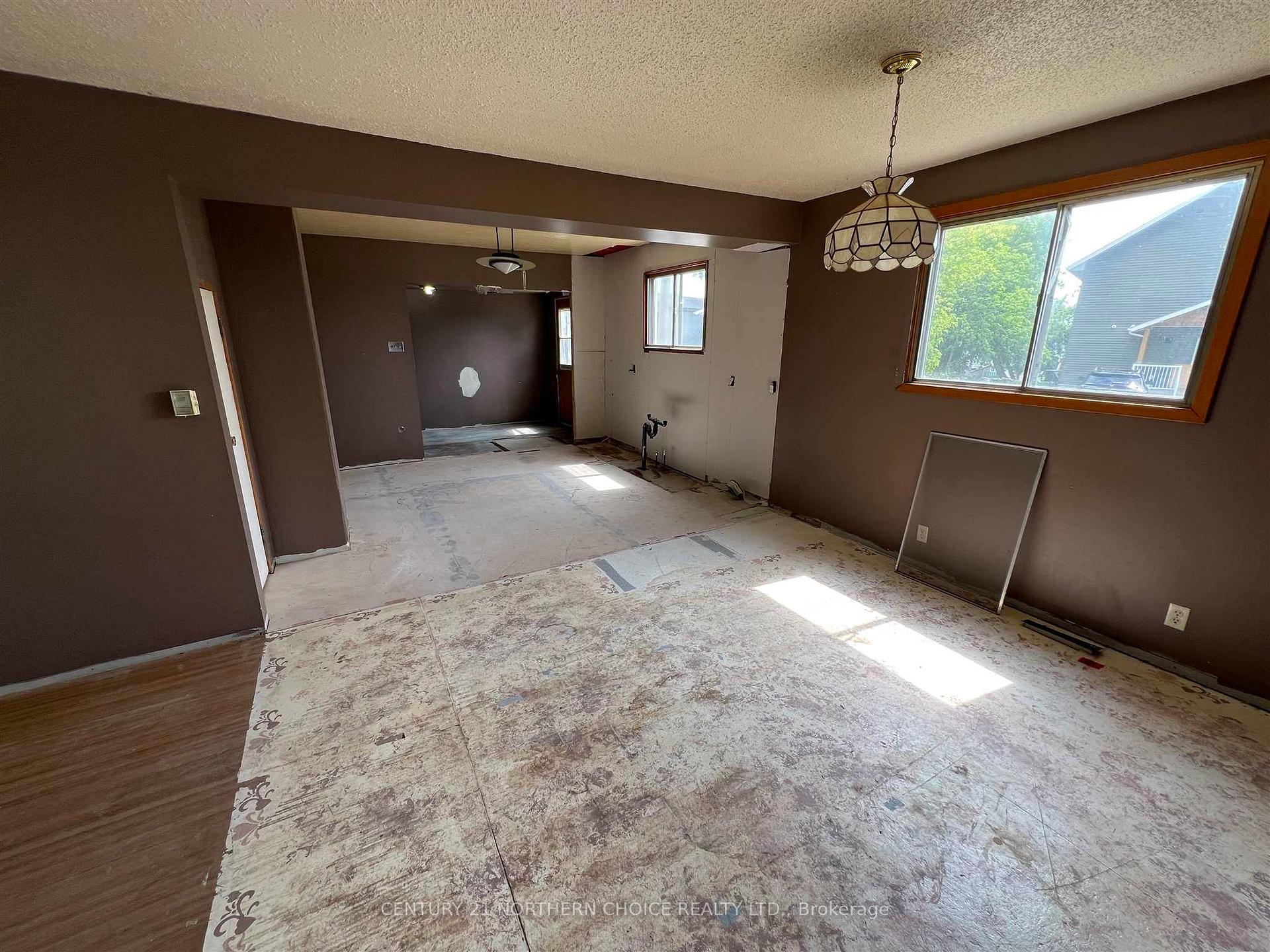 Photo 10 of 127 A Street West, Kenora, Norman — HOMEH