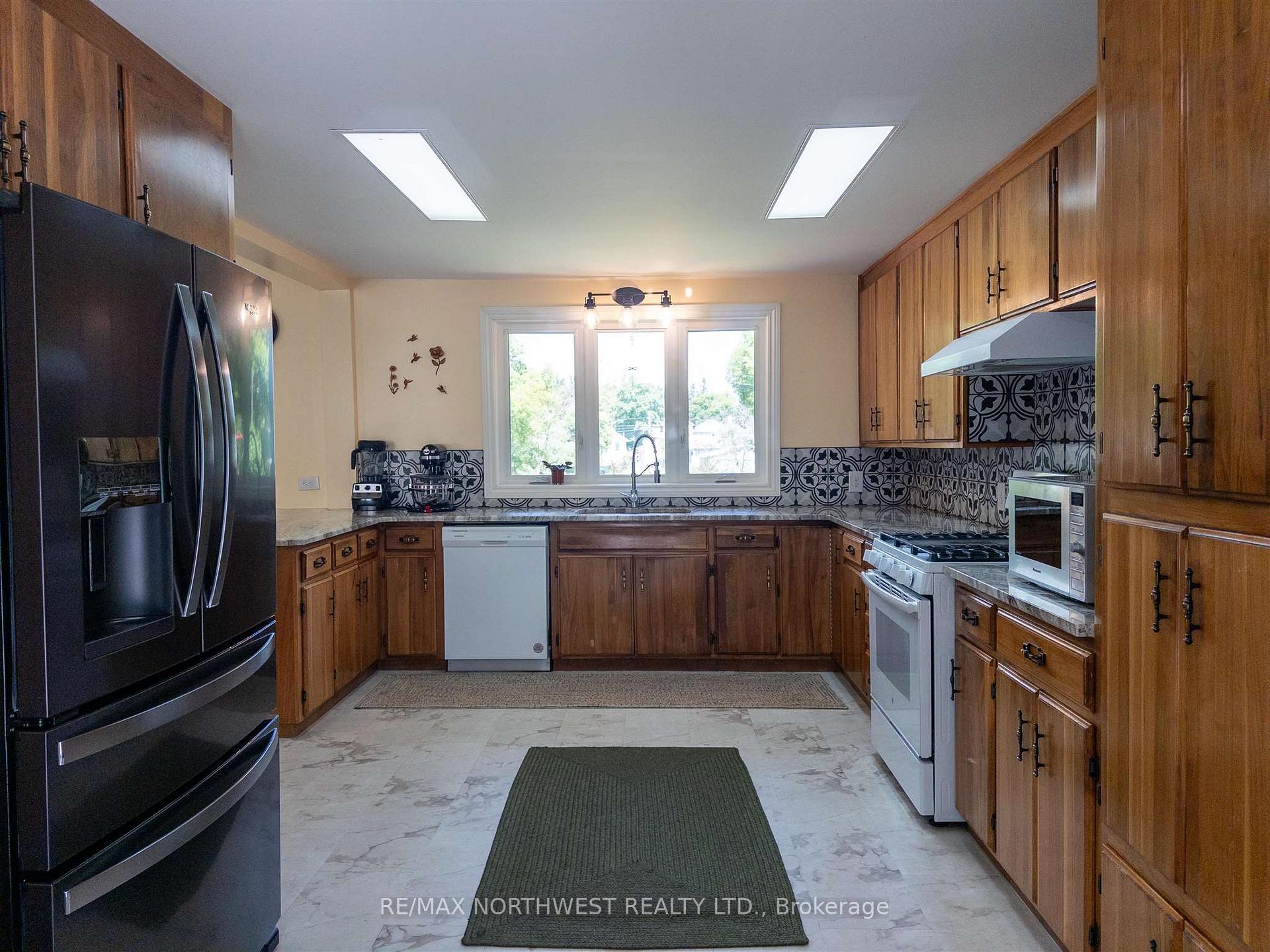 Photo 2 of 824 River Drive, Kenora, Lakeside — HOMEH