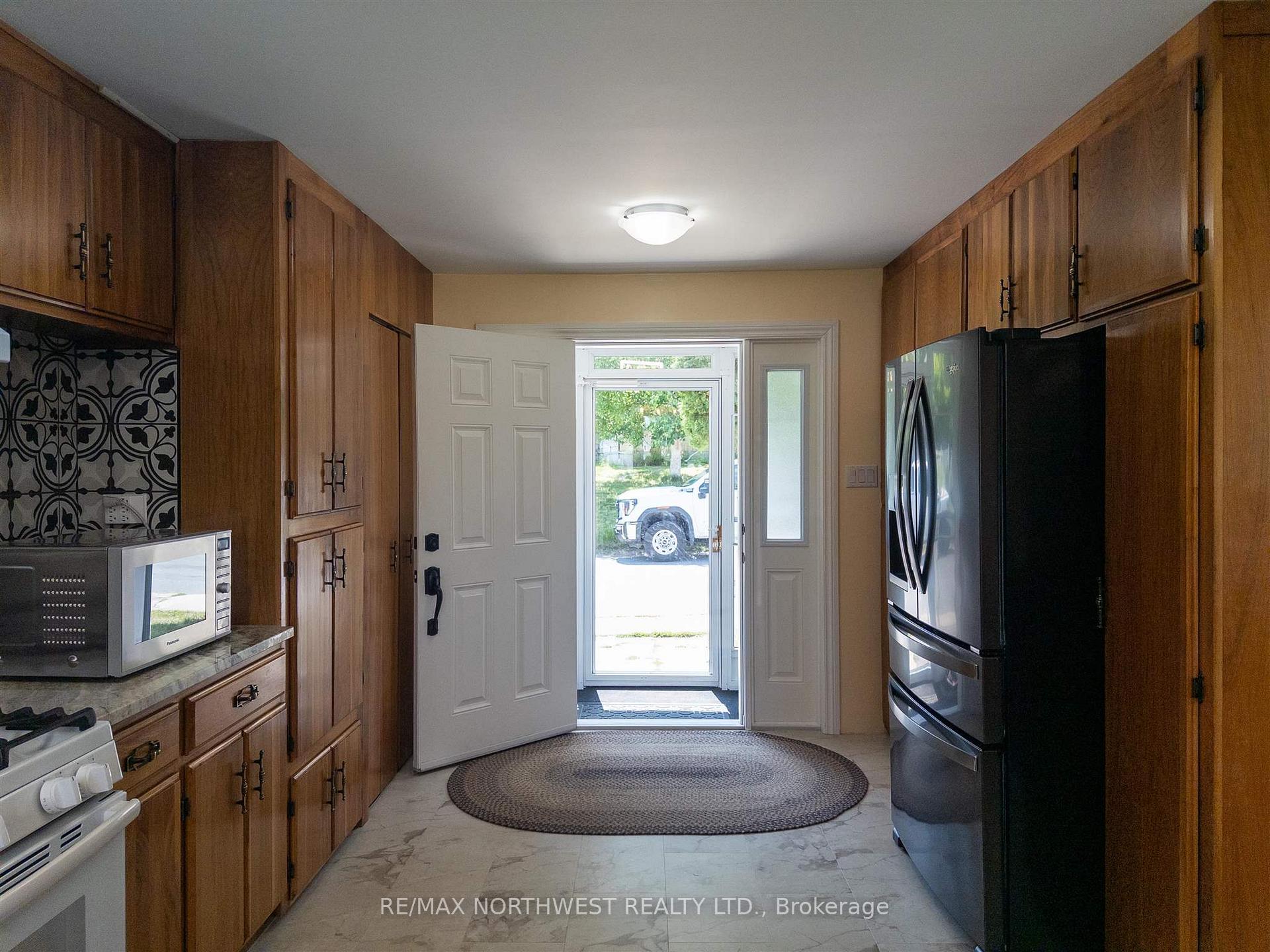 Photo 3 of 824 River Drive, Kenora, Lakeside — HOMEH